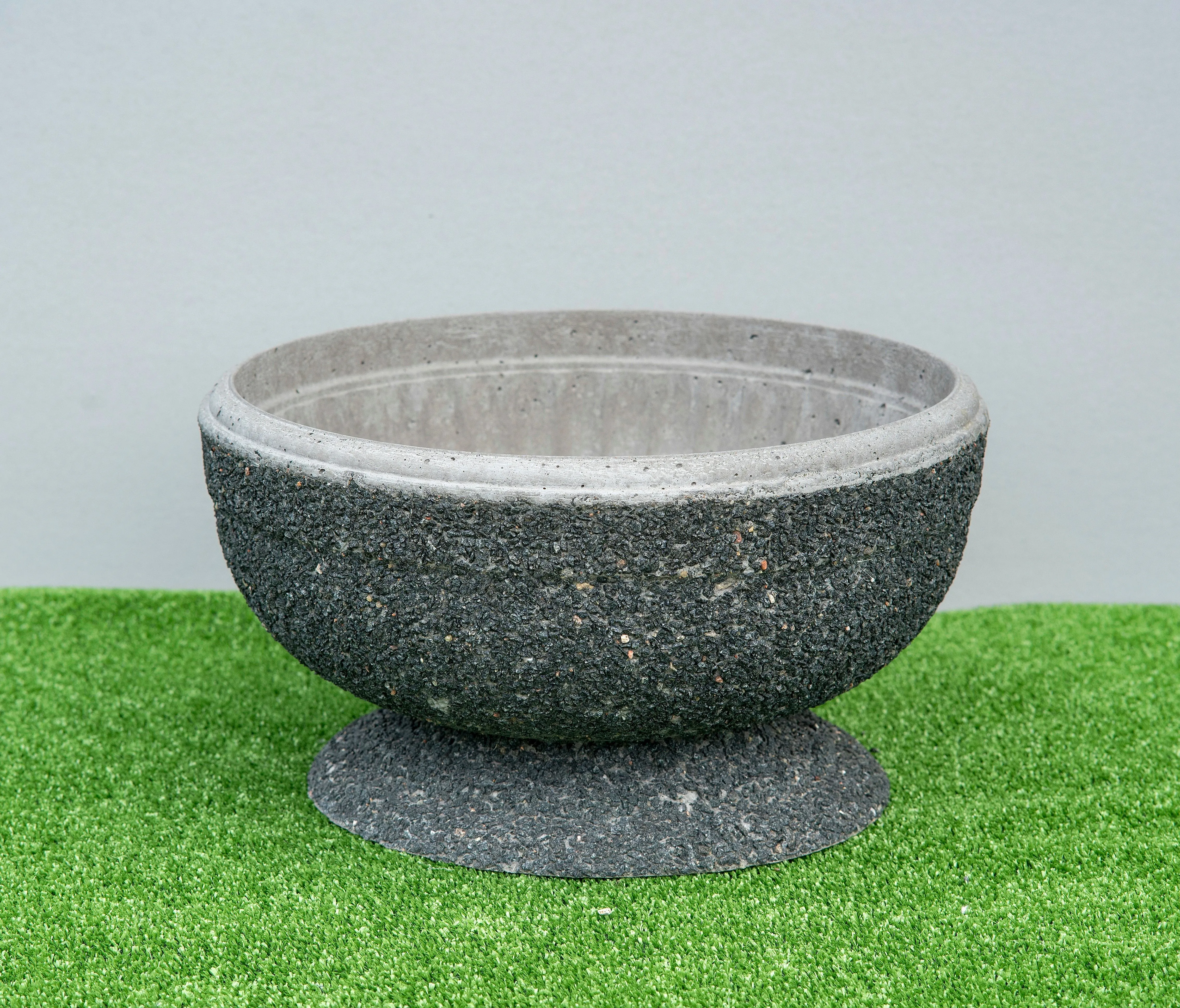 Graniidist vaasid ja betoonist lillepotid