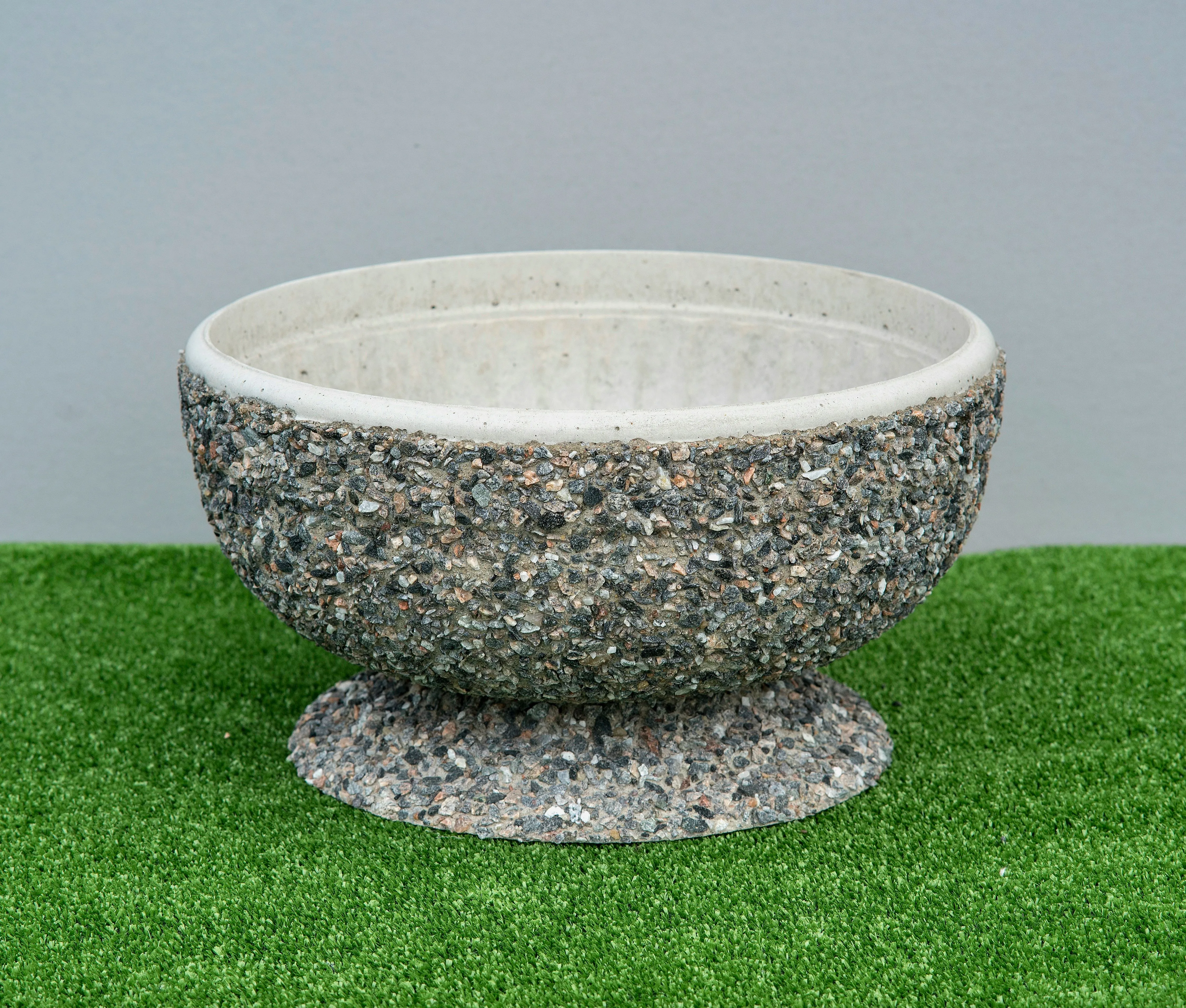 Graniidist vaasid ja betoonist lillepotid