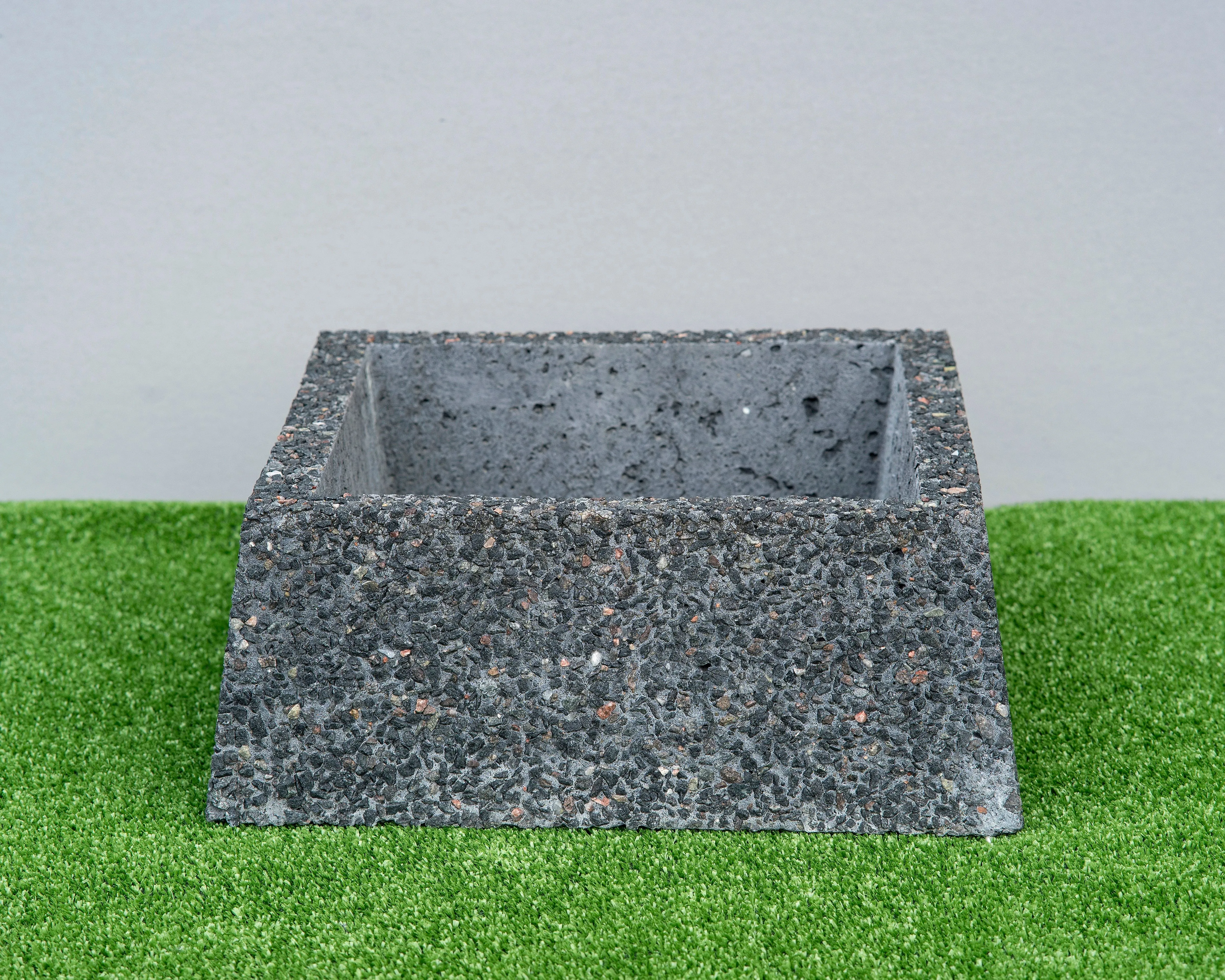 Graniidist vaasid ja betoonist lillepotid