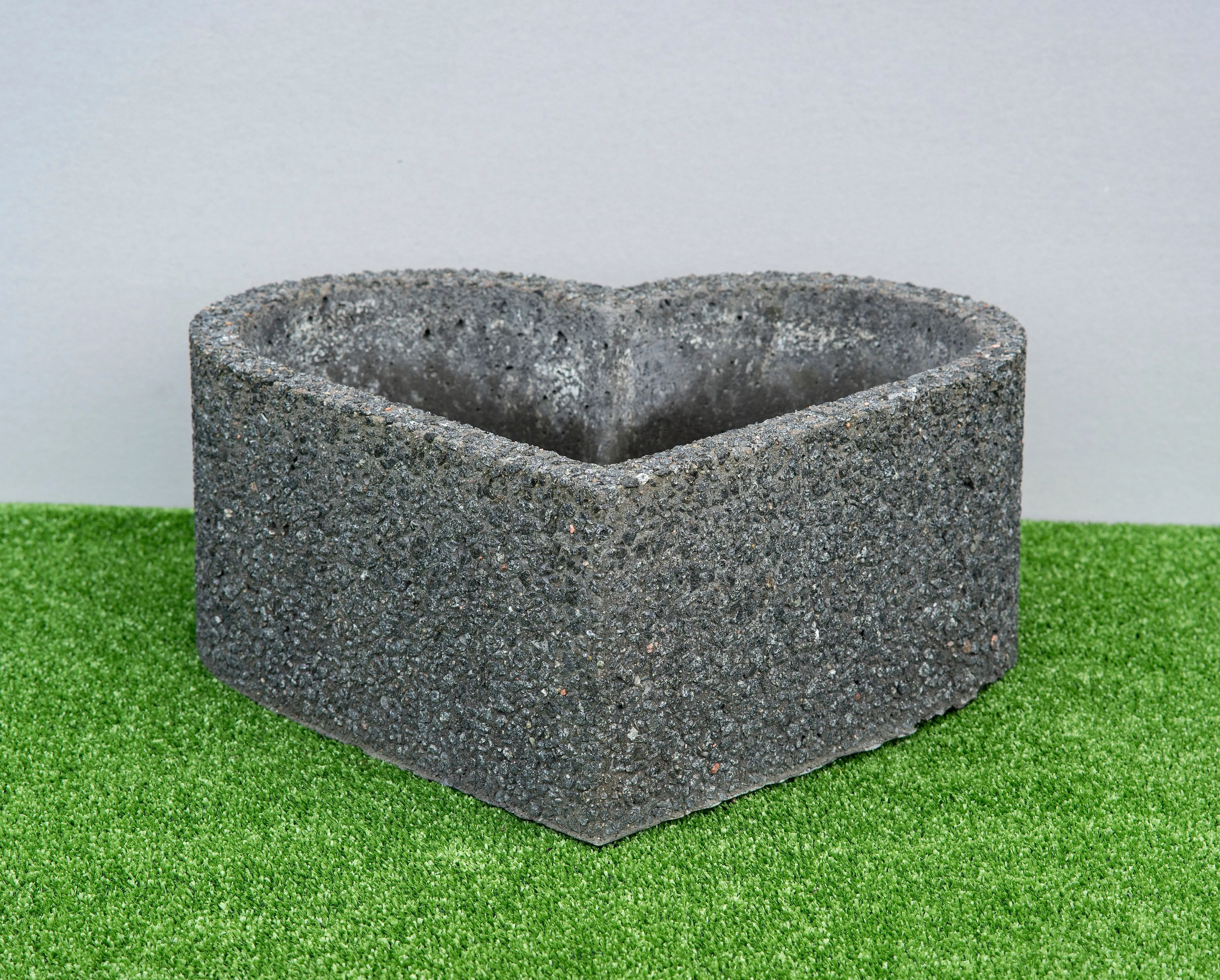 Graniidist vaasid ja betoonist lillepotid