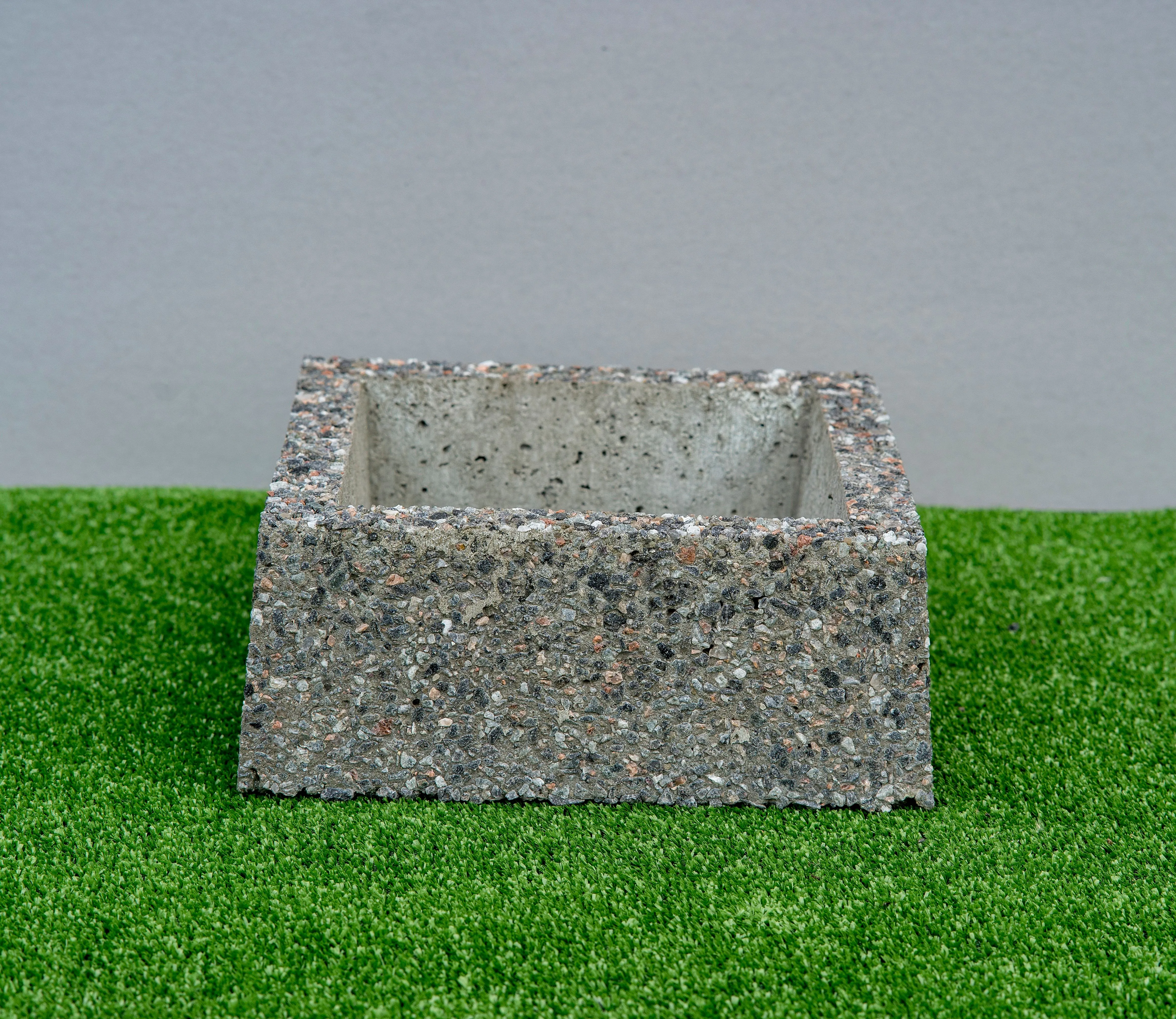 Graniidist vaasid ja betoonist lillepotid