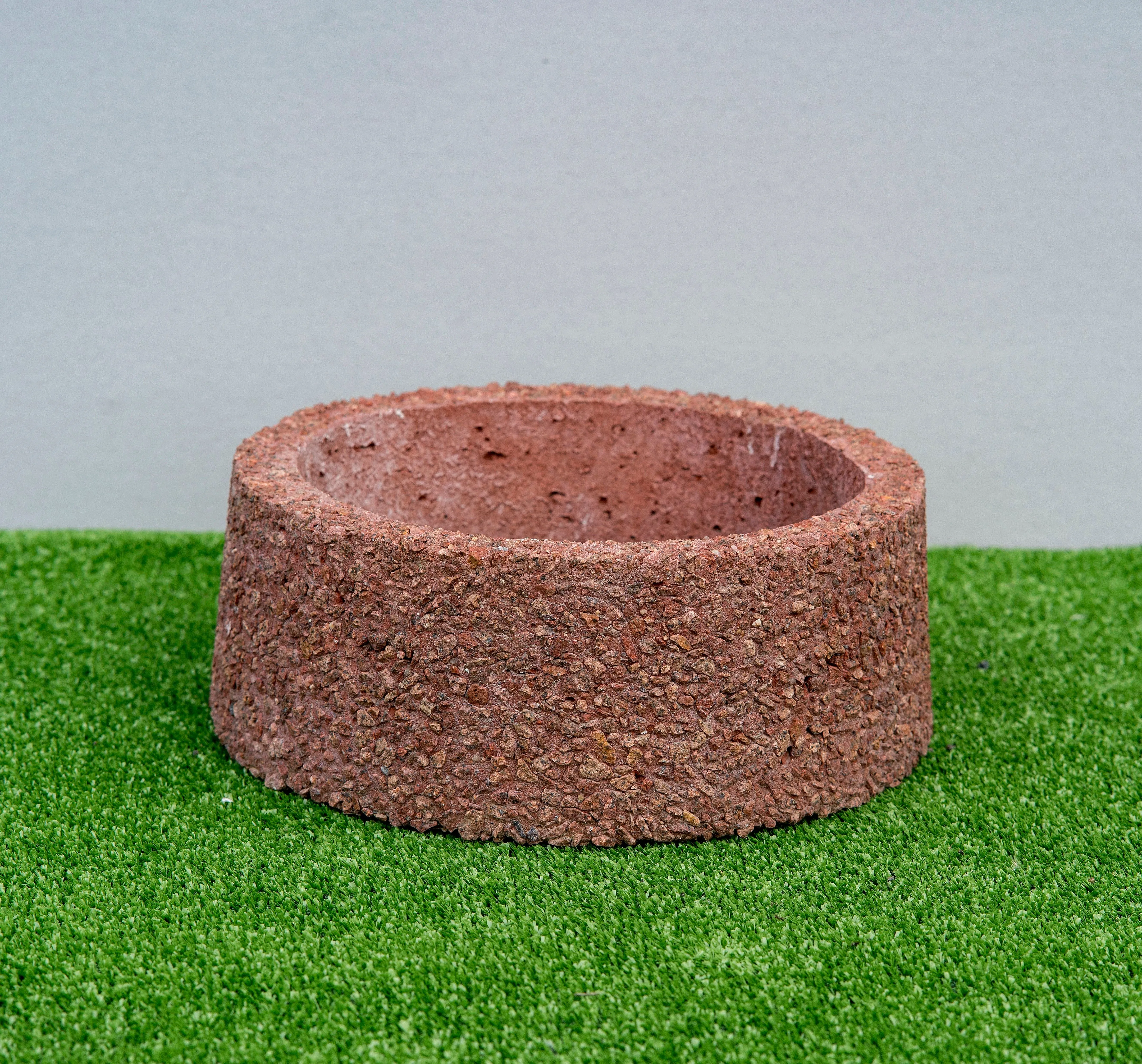 Graniidist vaasid ja betoonist lillepotid