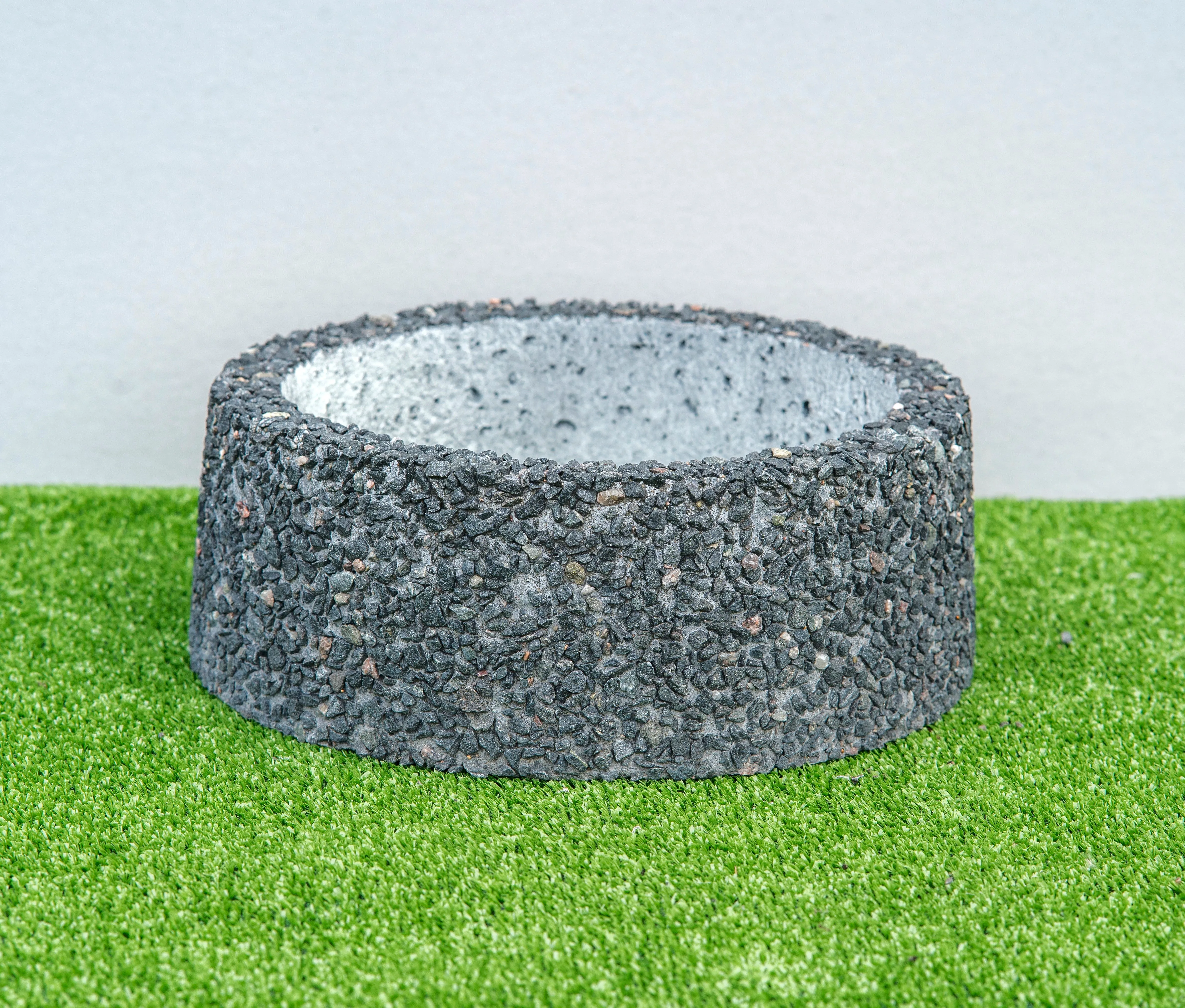 Graniidist vaasid ja betoonist lillepotid