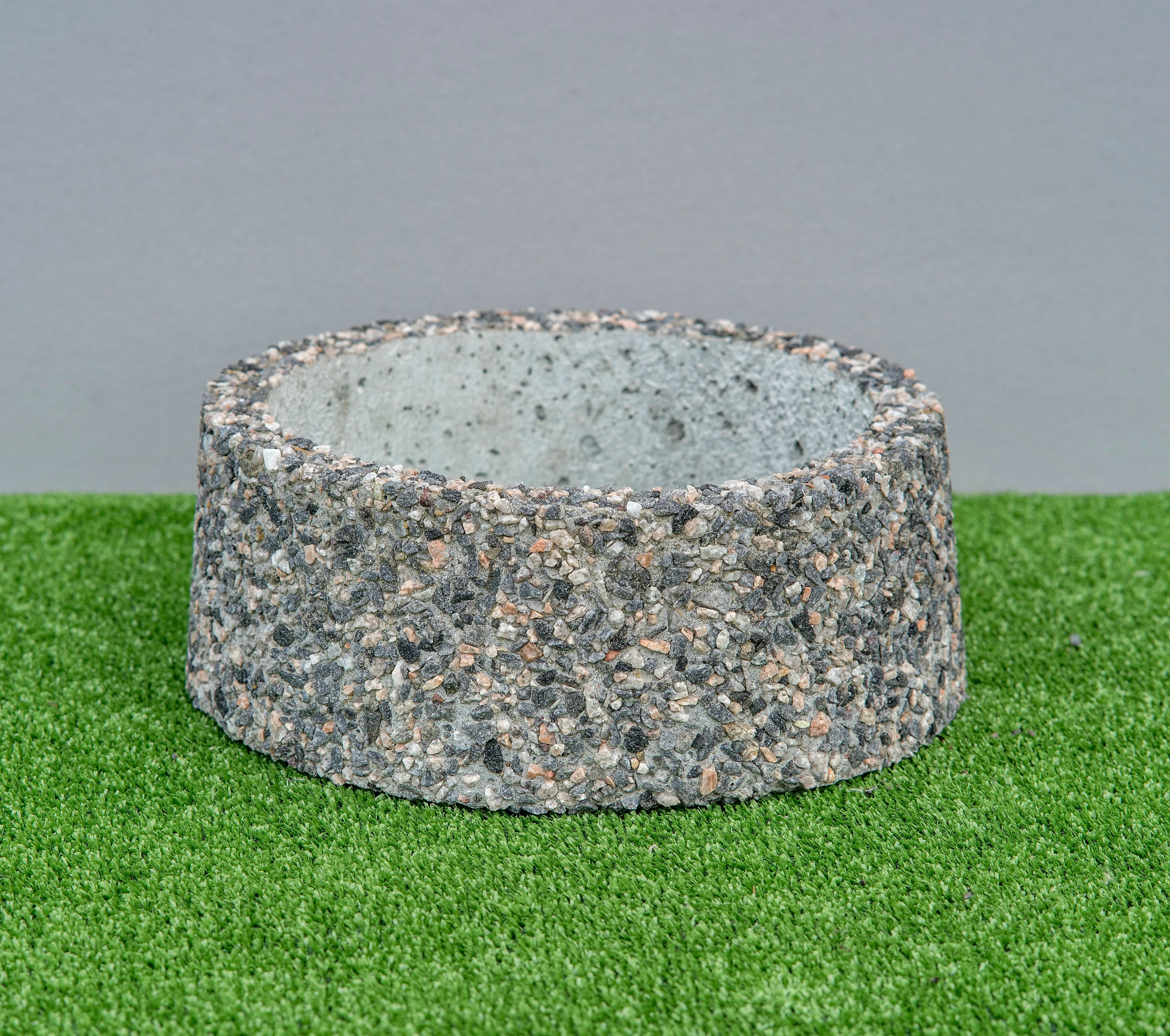 Graniidist vaasid ja betoonist lillepotid