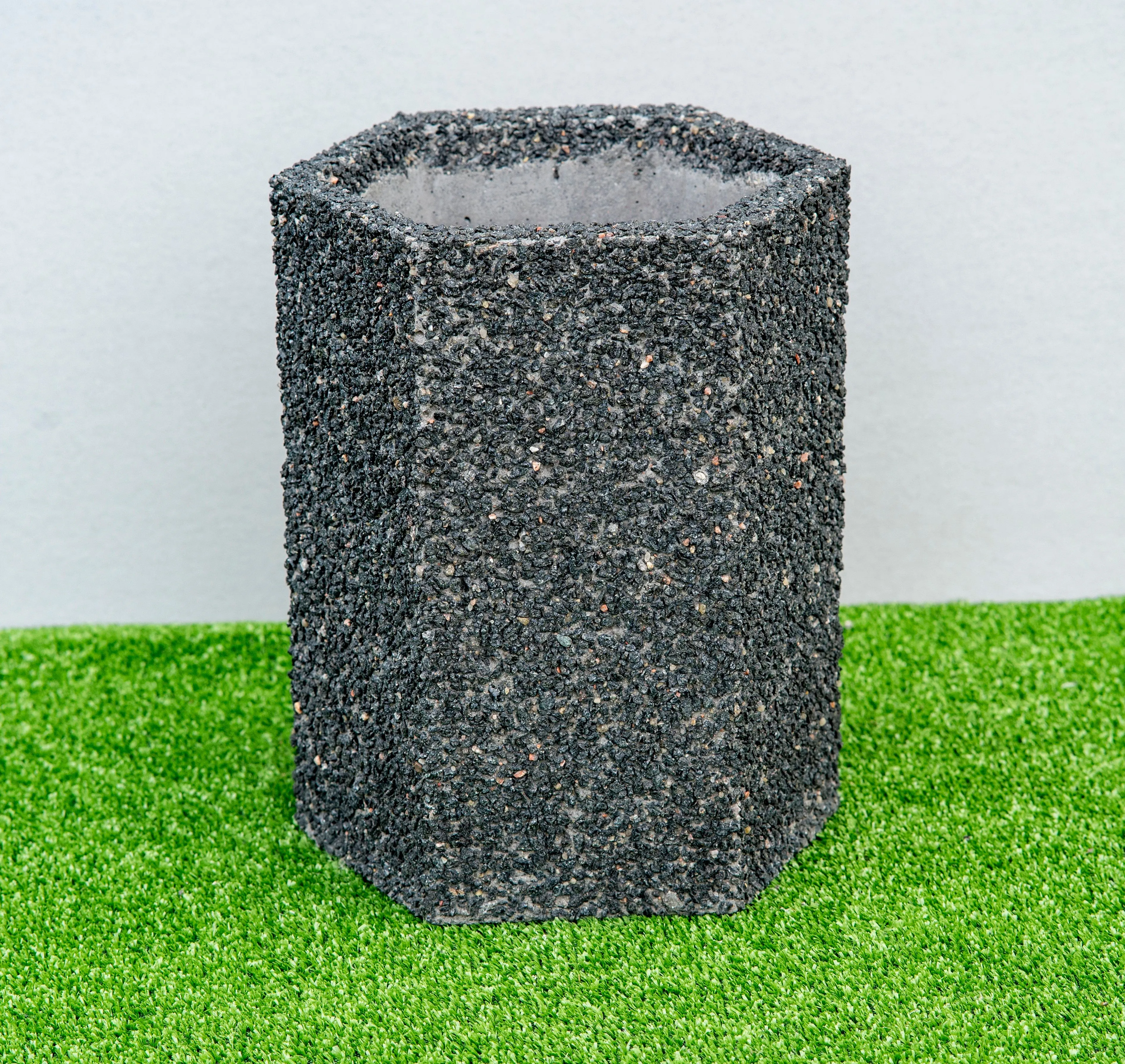 Graniidist vaasid ja betoonist lillepotid