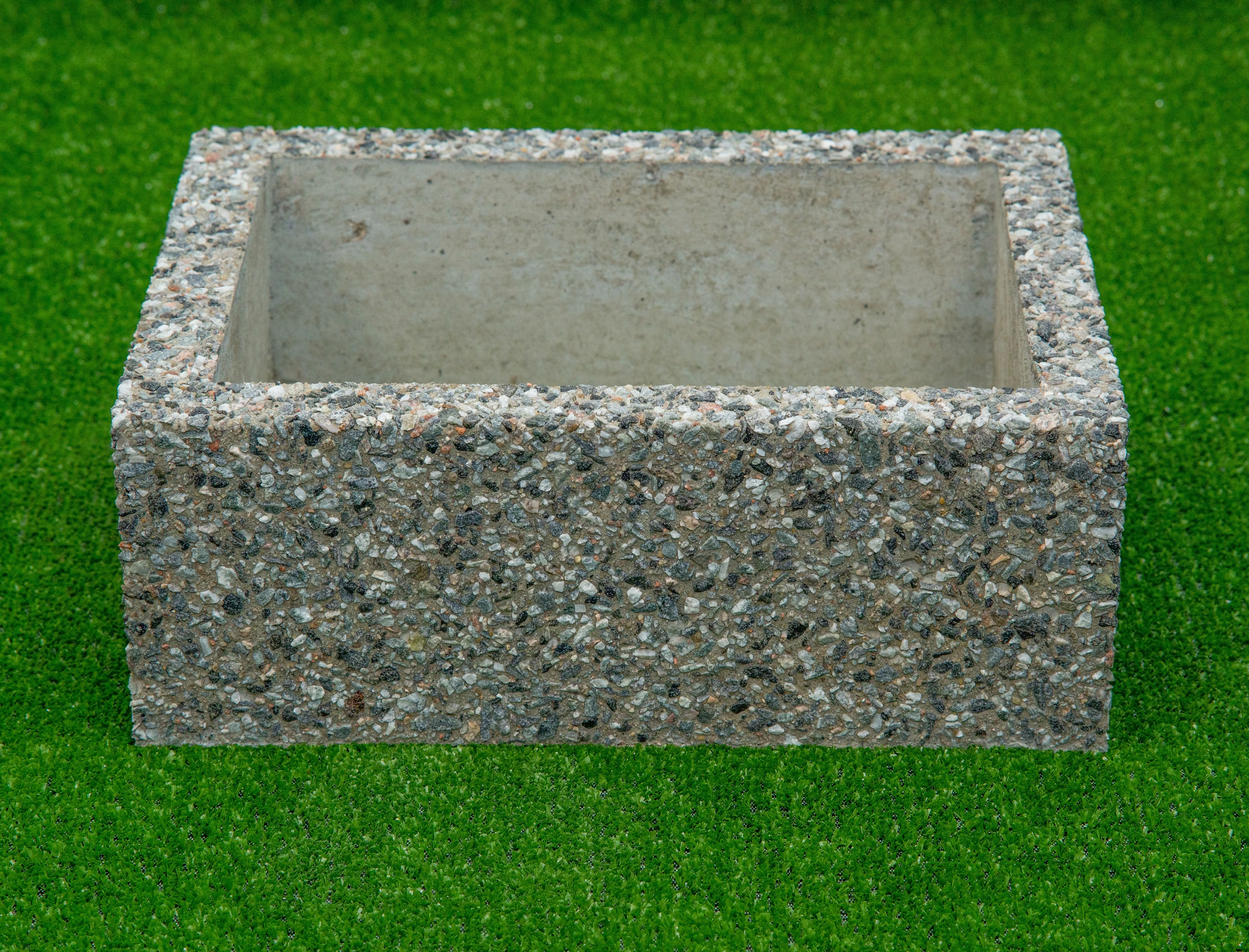 Graniidist vaasid ja betoonist lillepotid