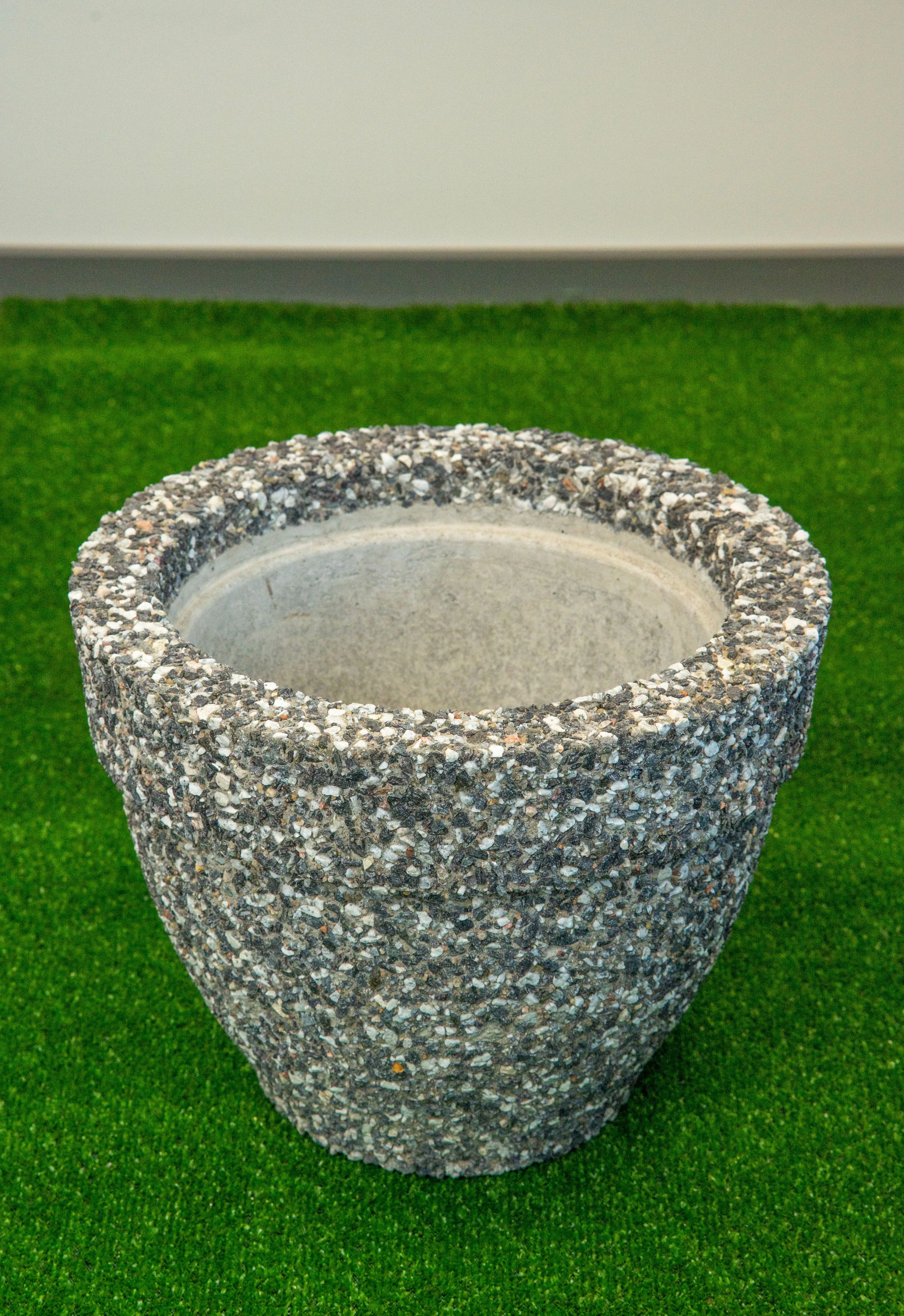 Graniidist vaasid ja betoonist lillepotid