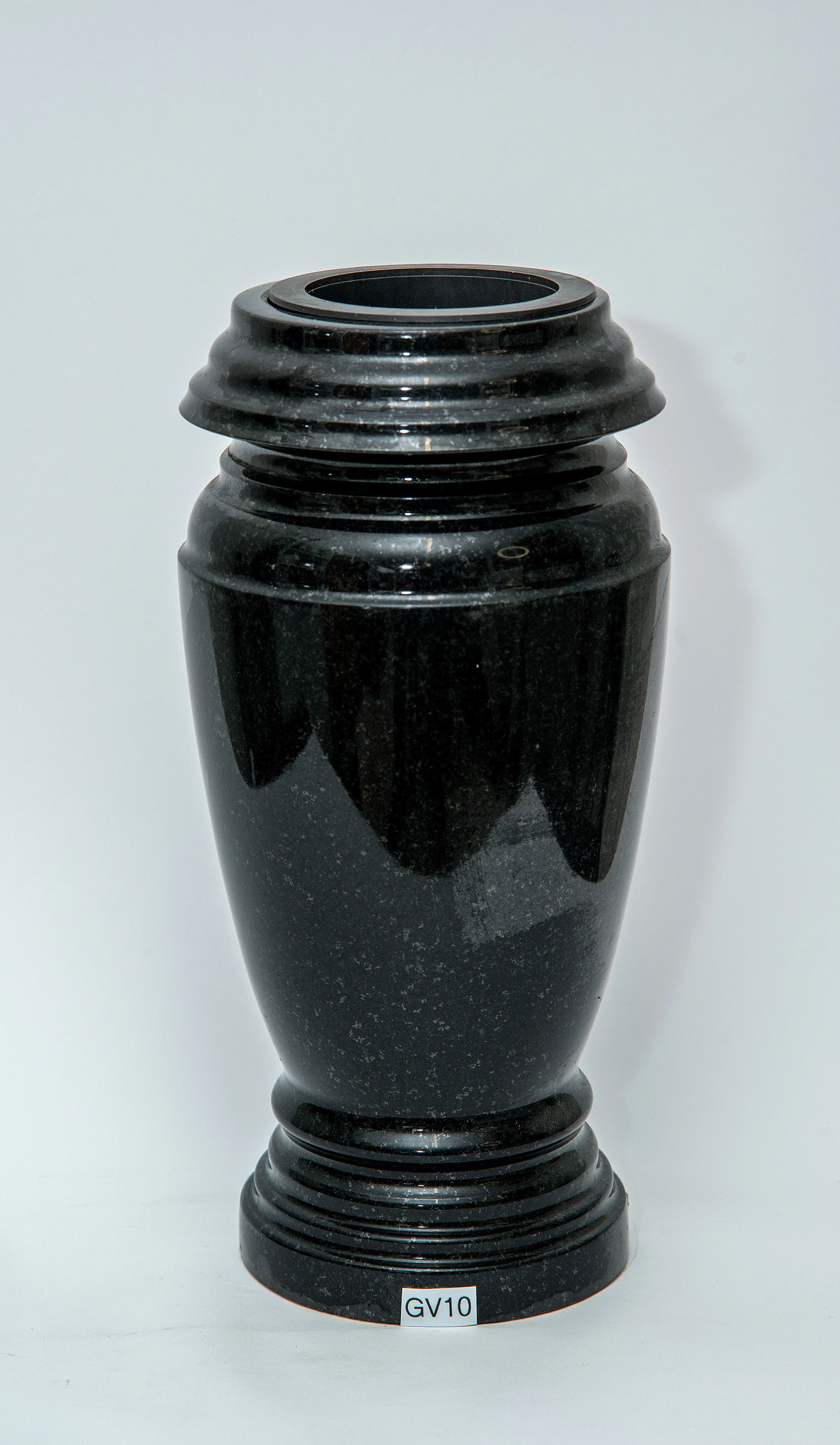 Graniidist vaasid ja betoonist lillepotid