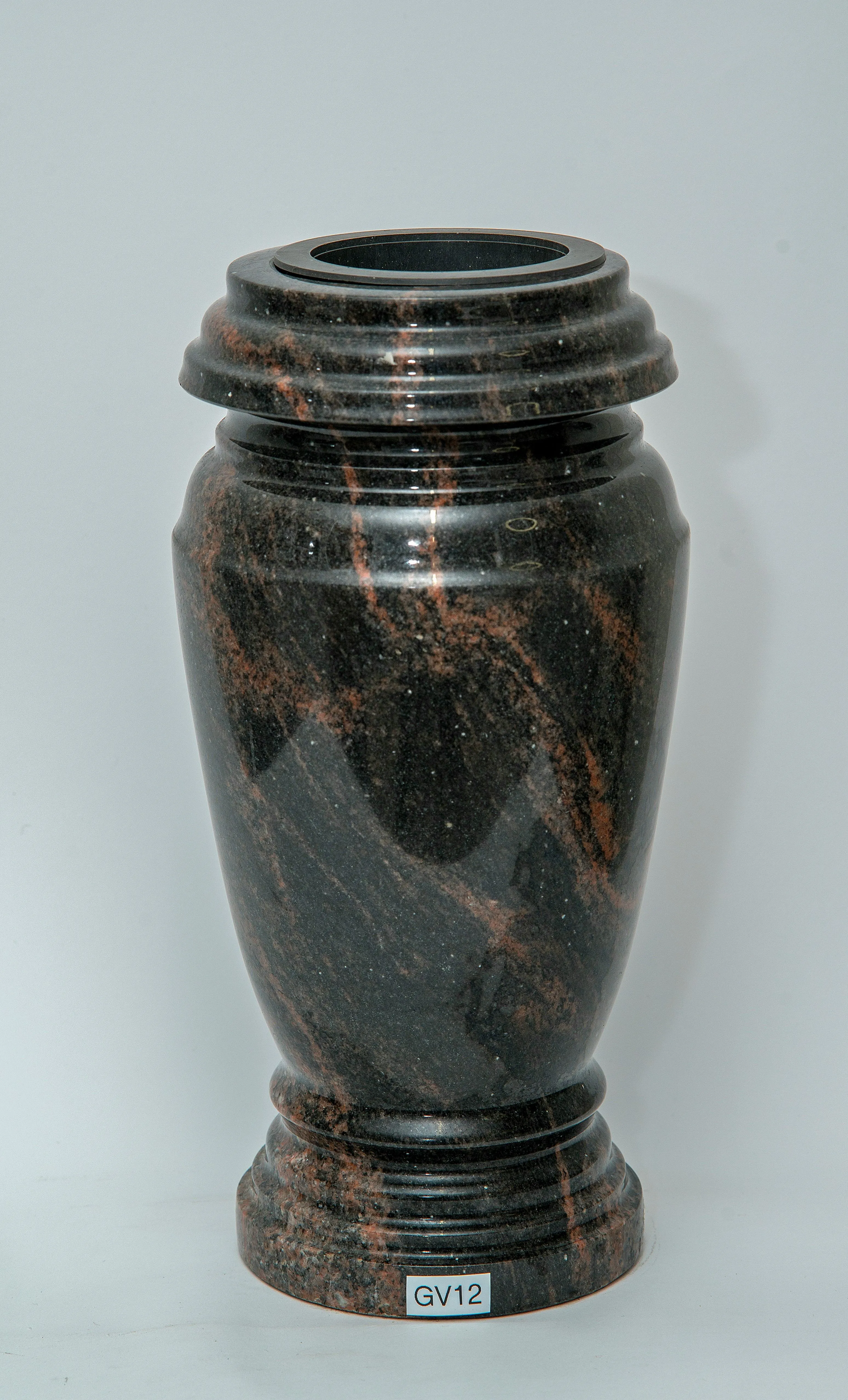 Graniidist vaasid ja betoonist lillepotid