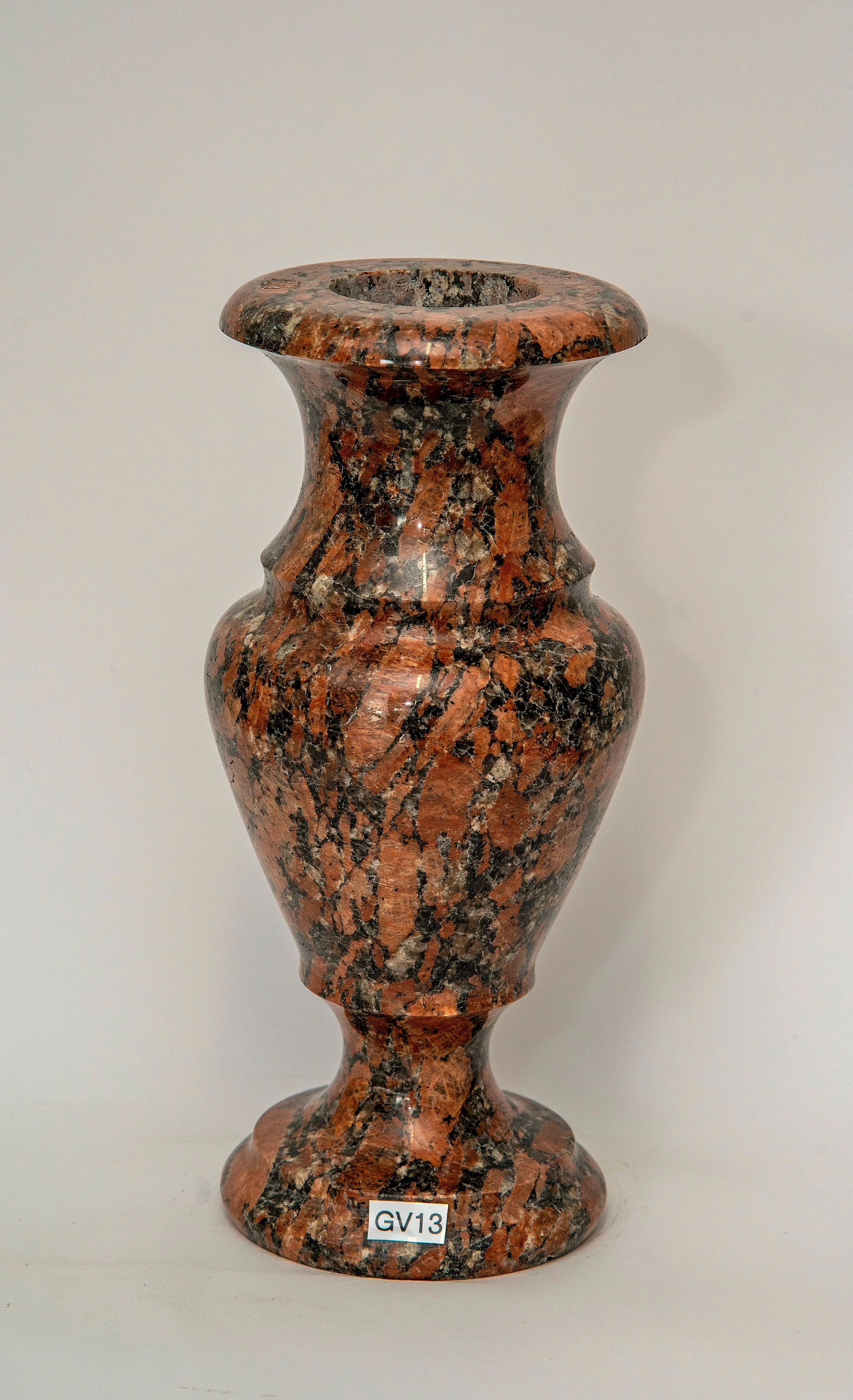 Graniidist vaasid ja betoonist lillepotid