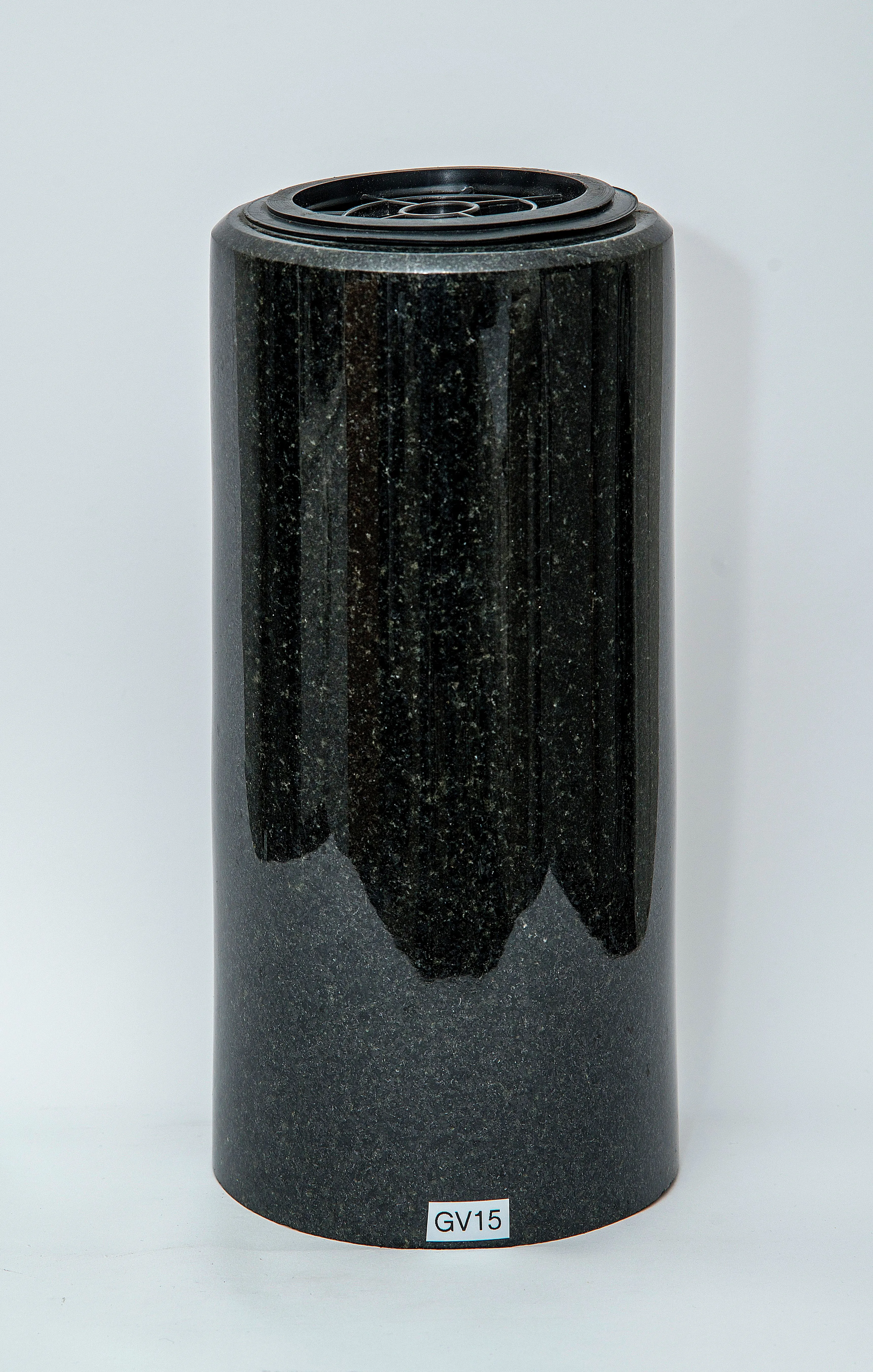 Graniidist vaasid ja betoonist lillepotid