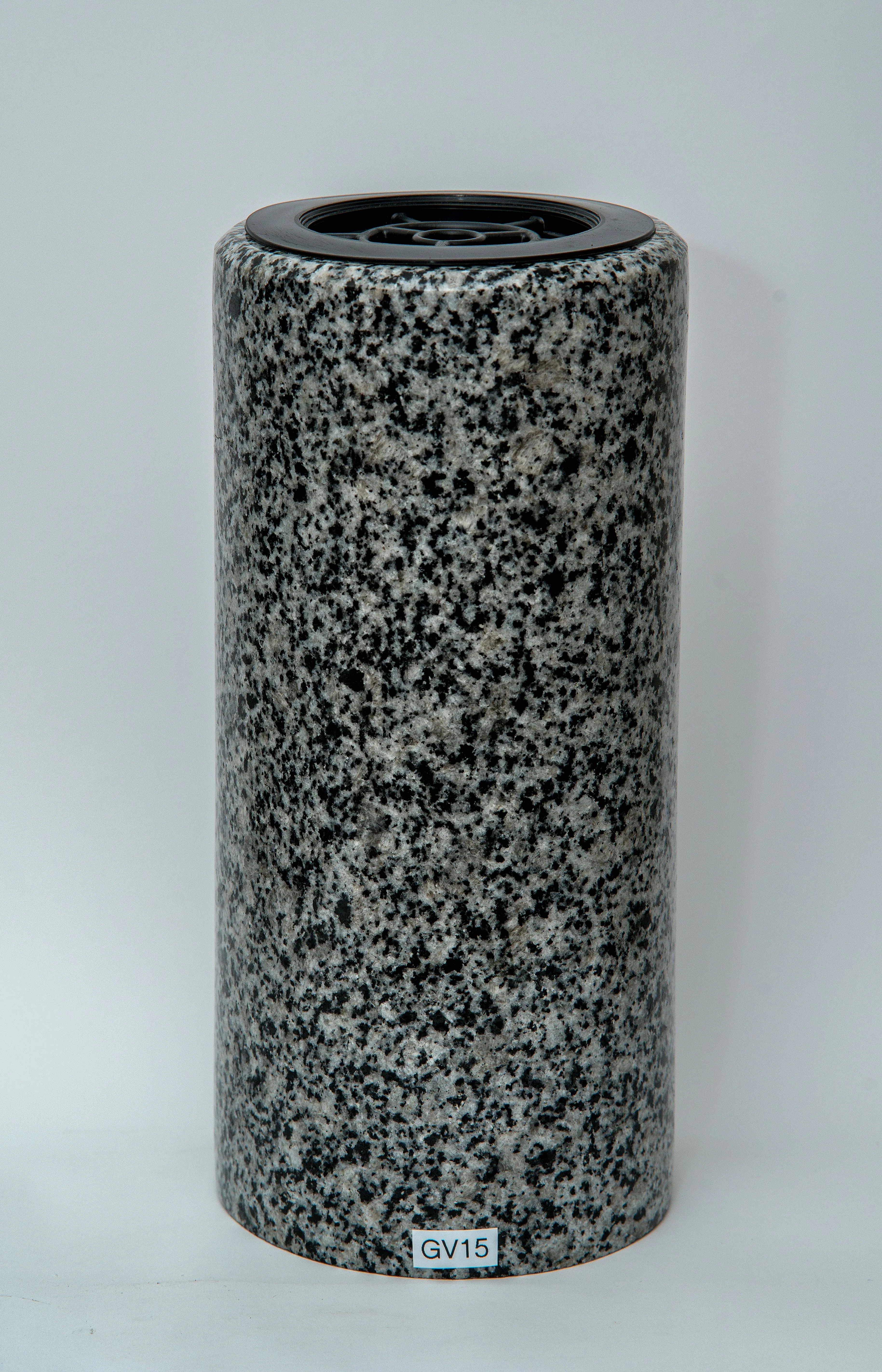 Graniidist vaasid ja betoonist lillepotid