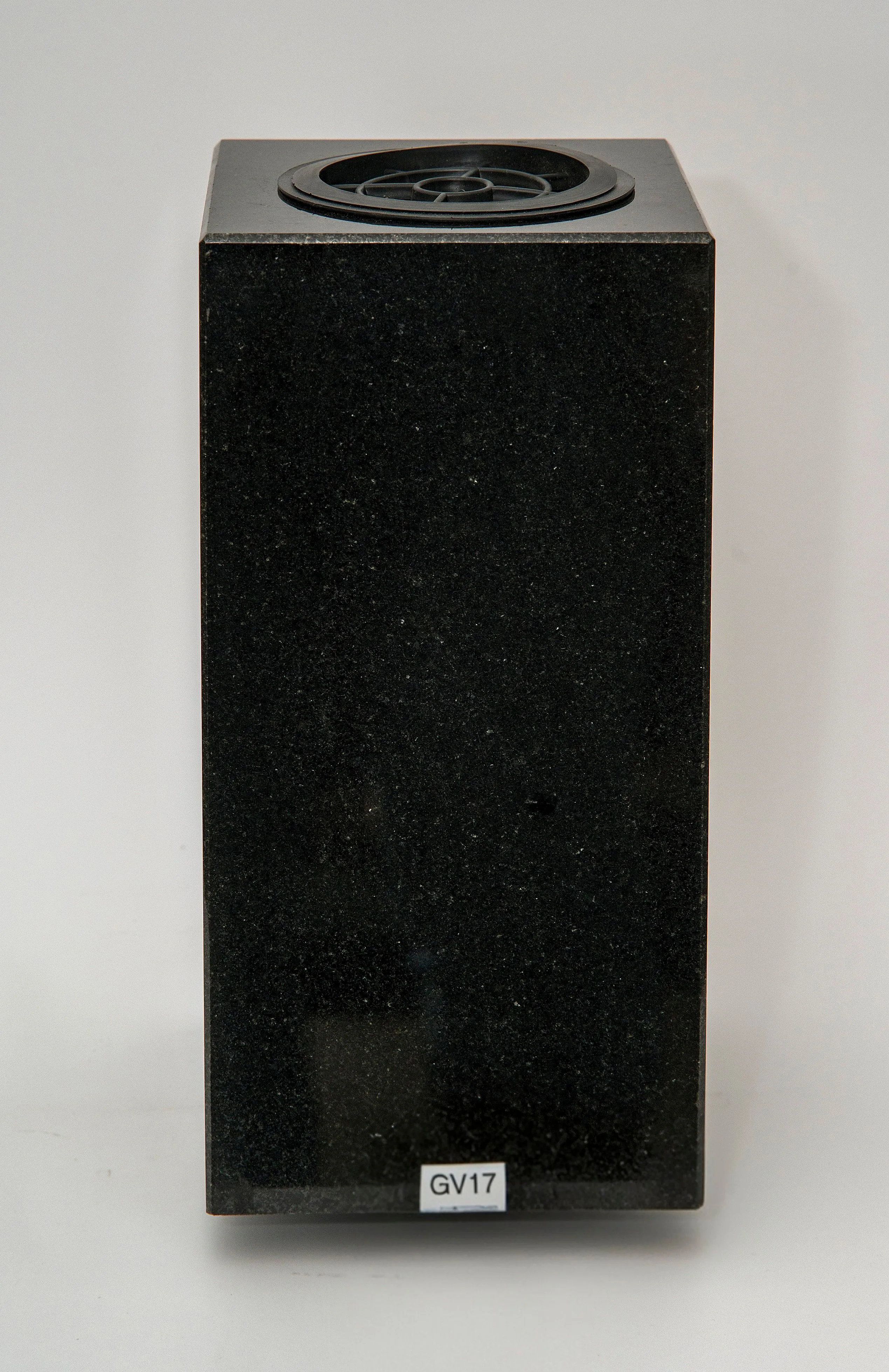 Graniidist vaasid ja betoonist lillepotid