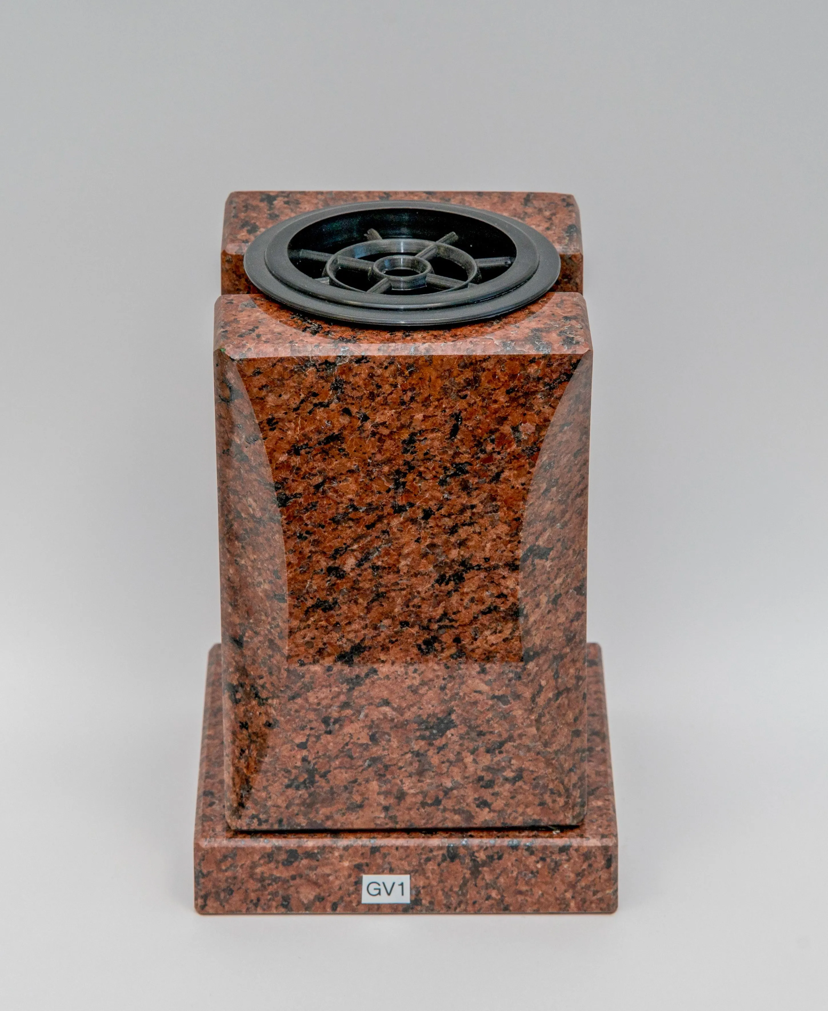 Graniidist vaasid ja betoonist lillepotid