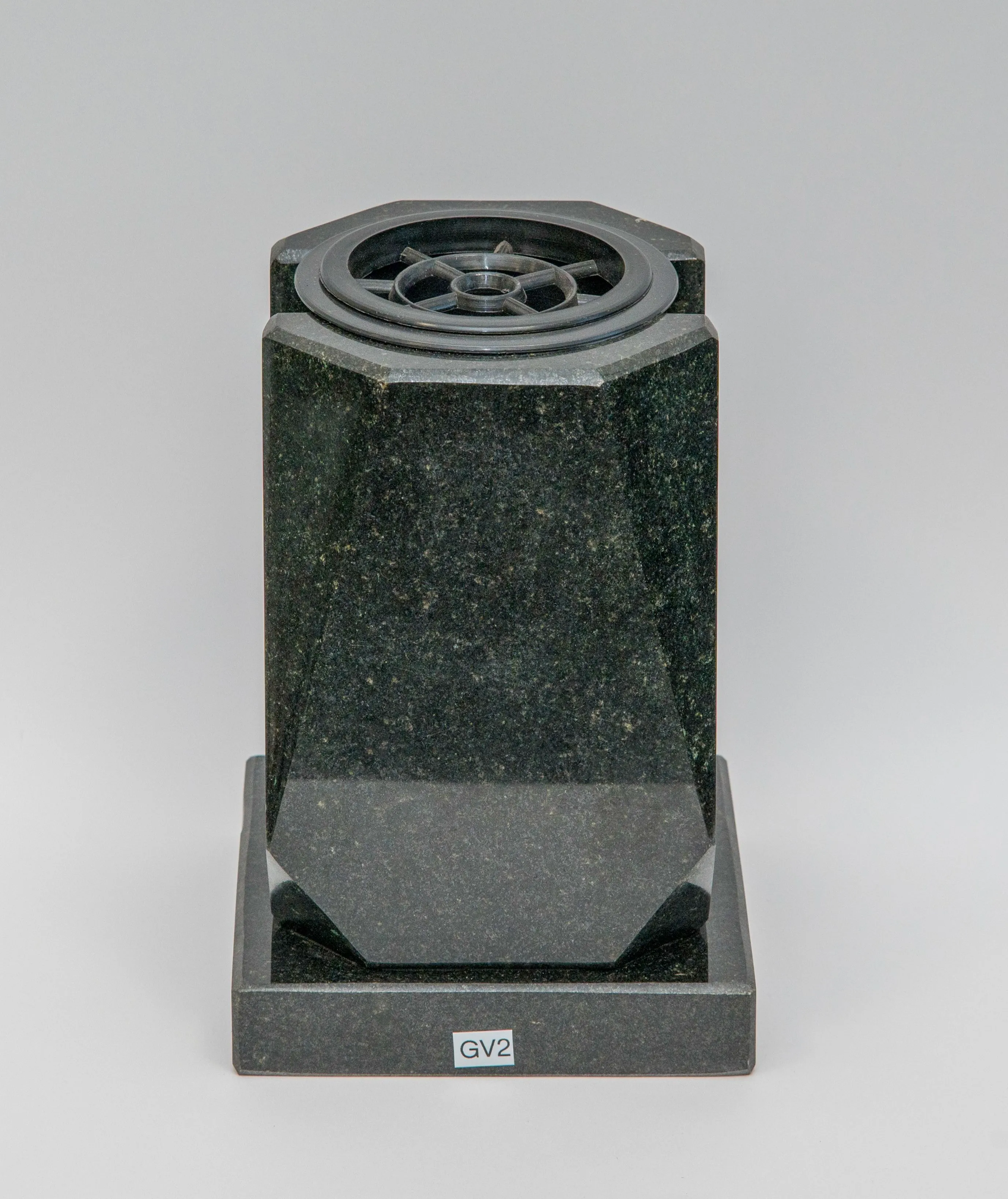 Graniidist vaasid ja betoonist lillepotid