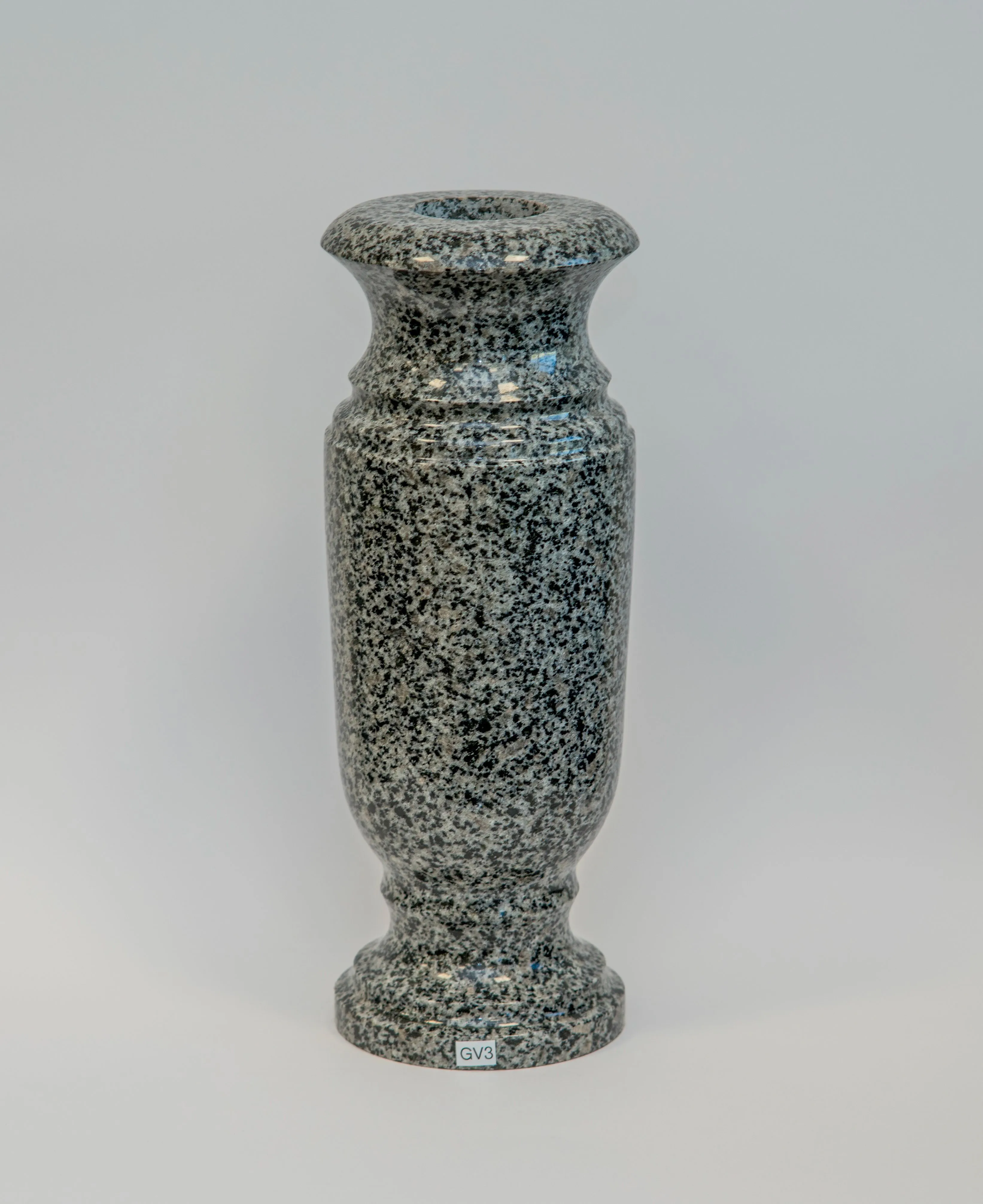 Graniidist vaasid ja betoonist lillepotid