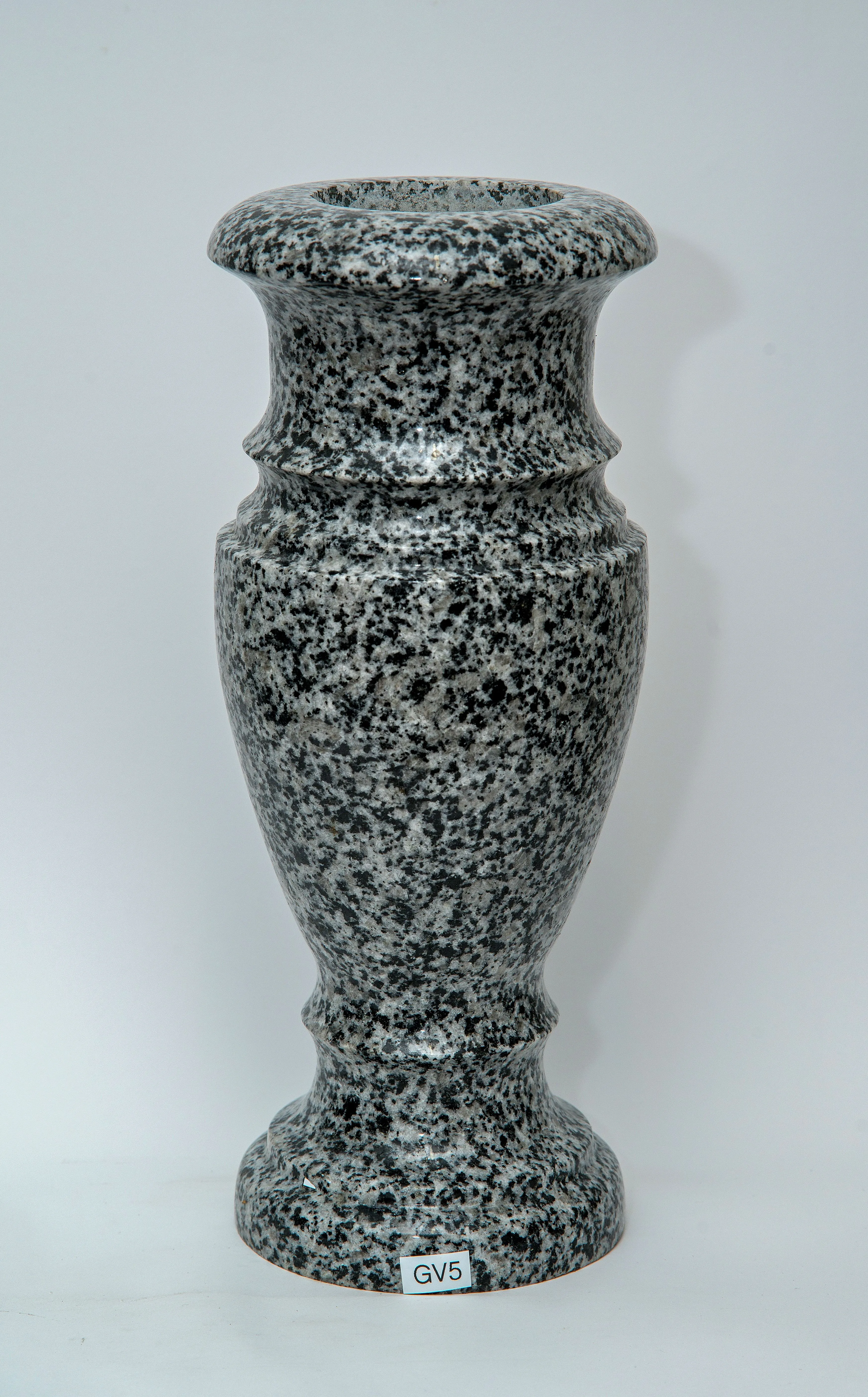 Graniidist vaasid ja betoonist lillepotid