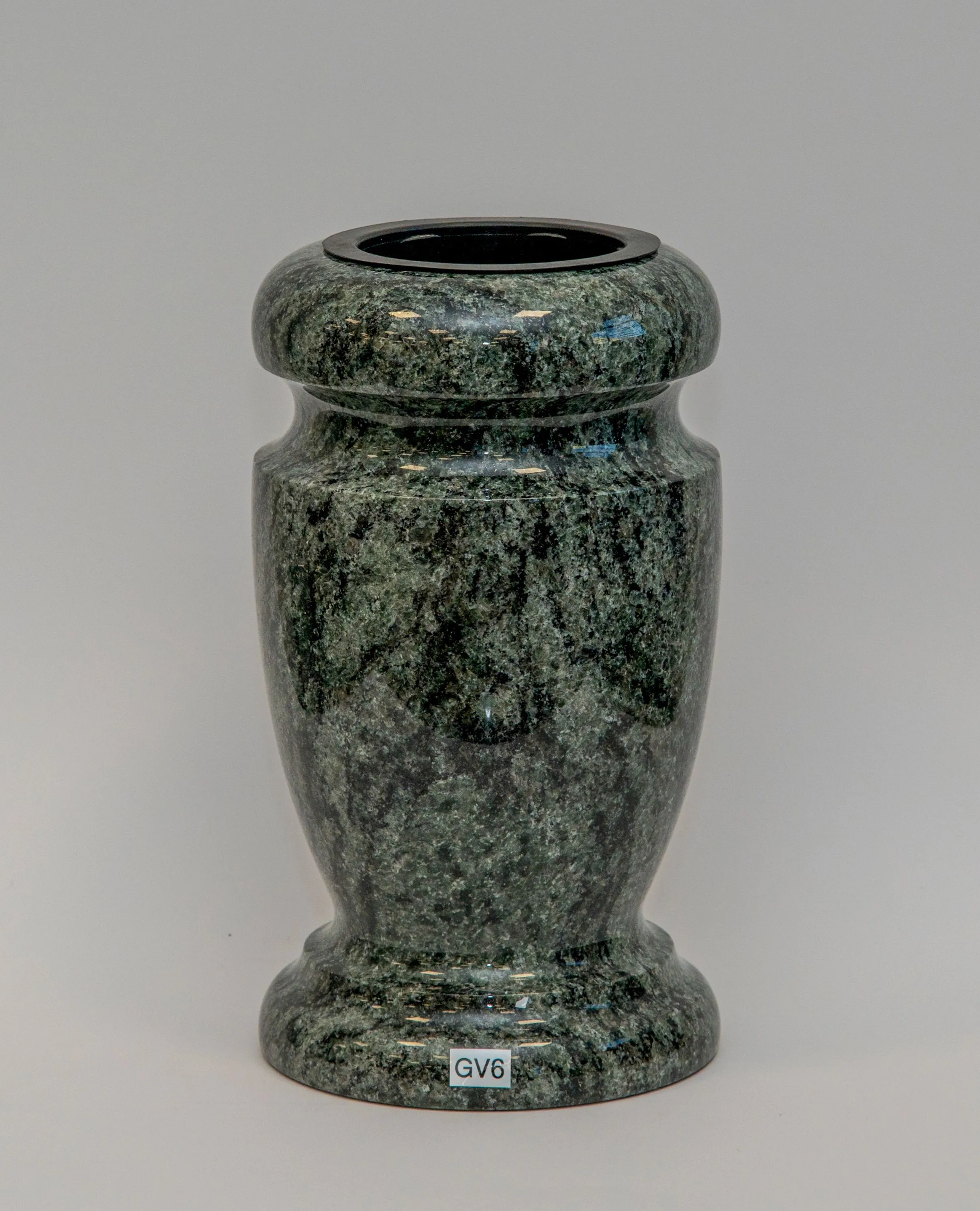 Graniidist vaasid ja betoonist lillepotid