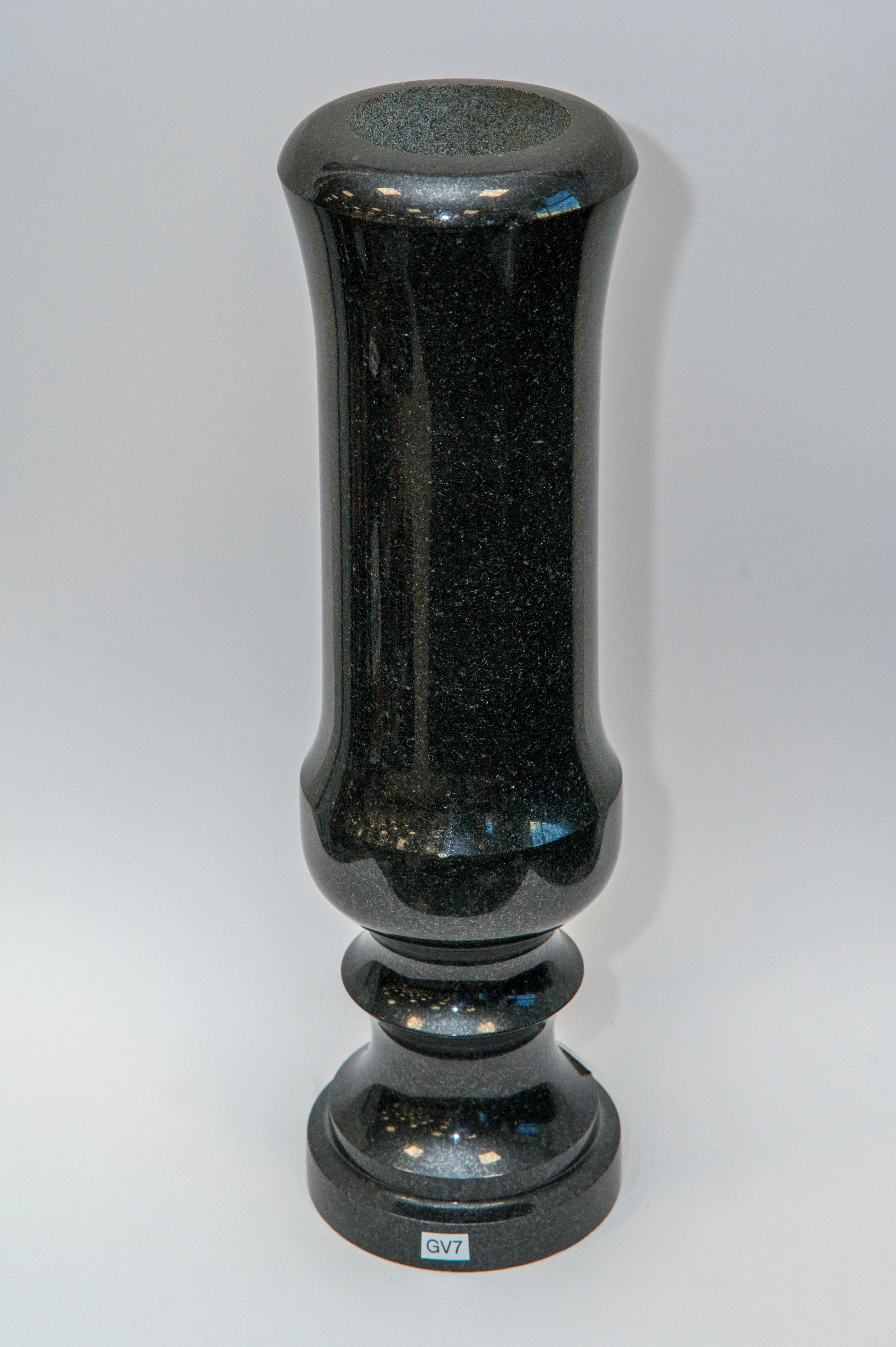 Graniidist vaasid ja betoonist lillepotid