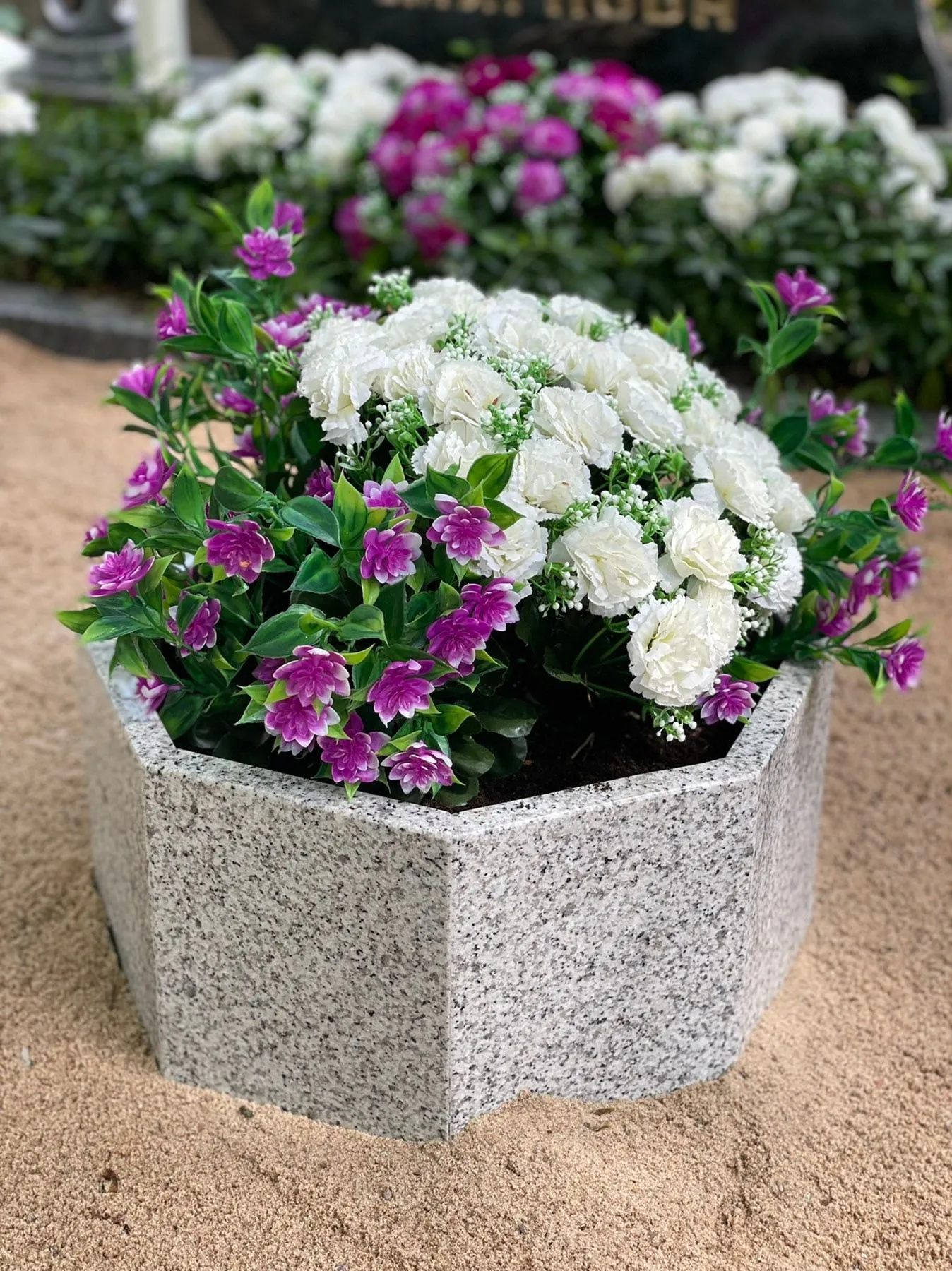 Graniidist vaasid ja betoonist lillepotid