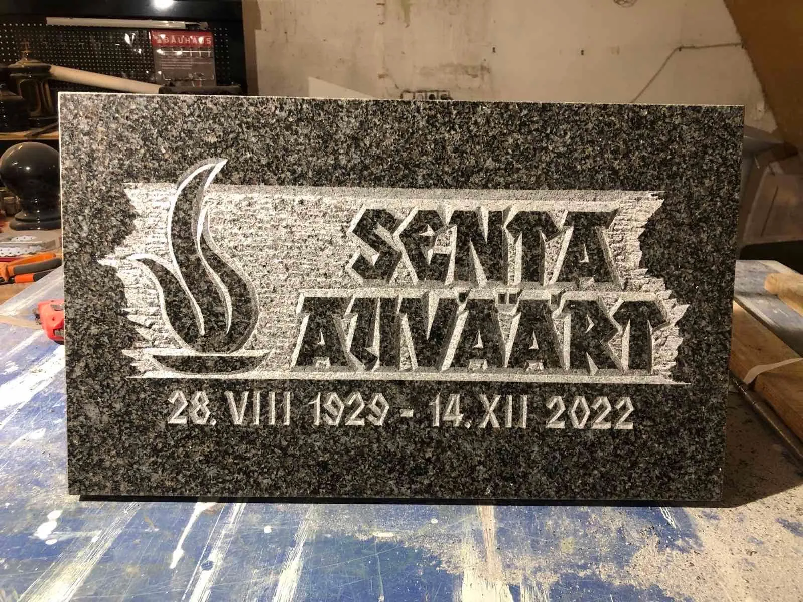 Individuaalsete kirjadega hauaplaadid