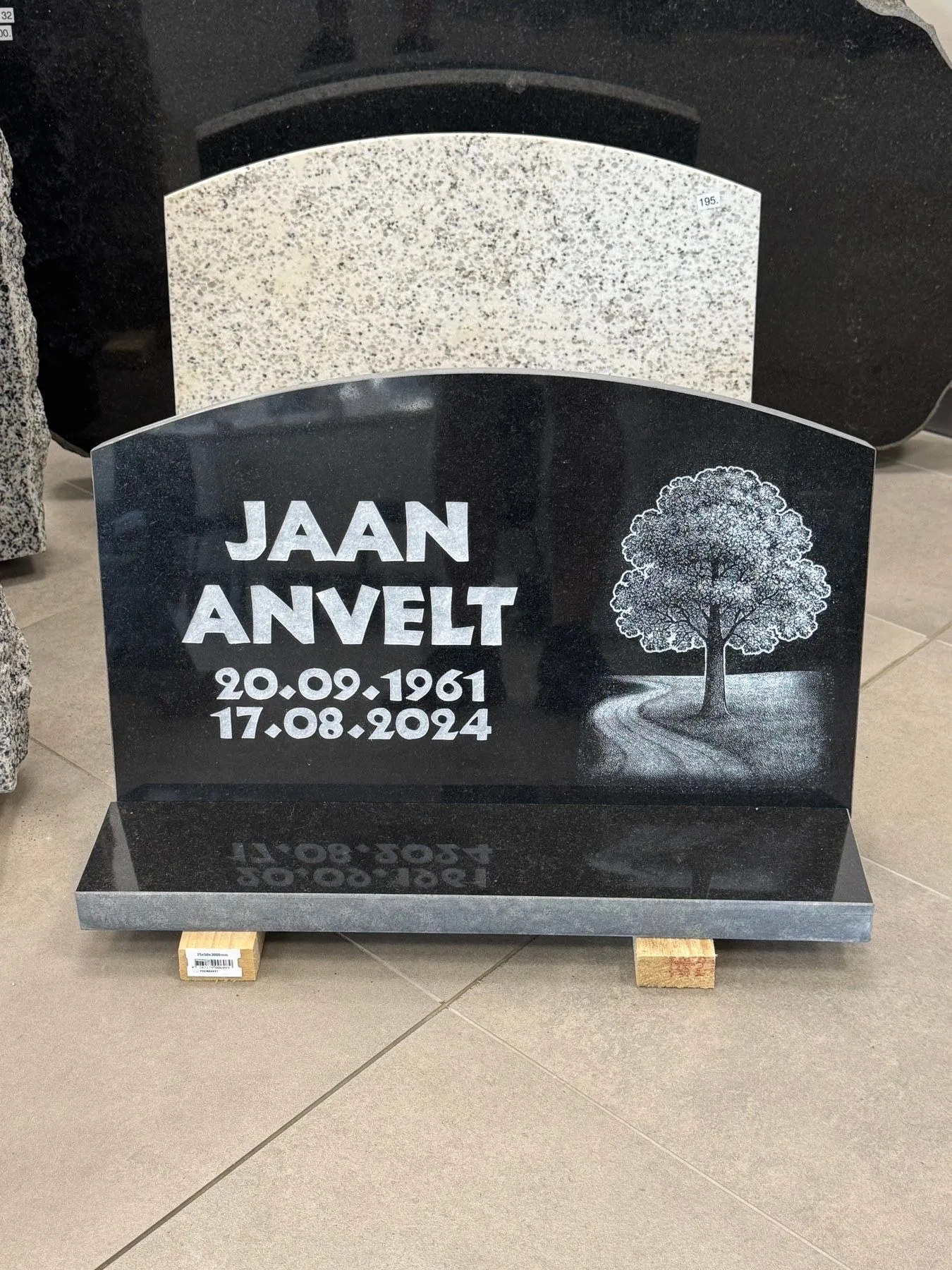 Individuaalsete kirjadega hauaplaadid