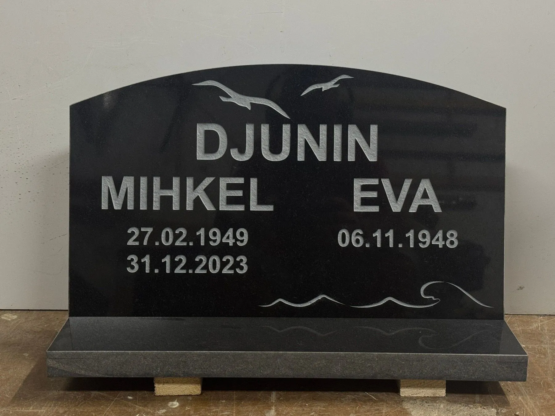 Надгробные плиты с индивидуальными надписями