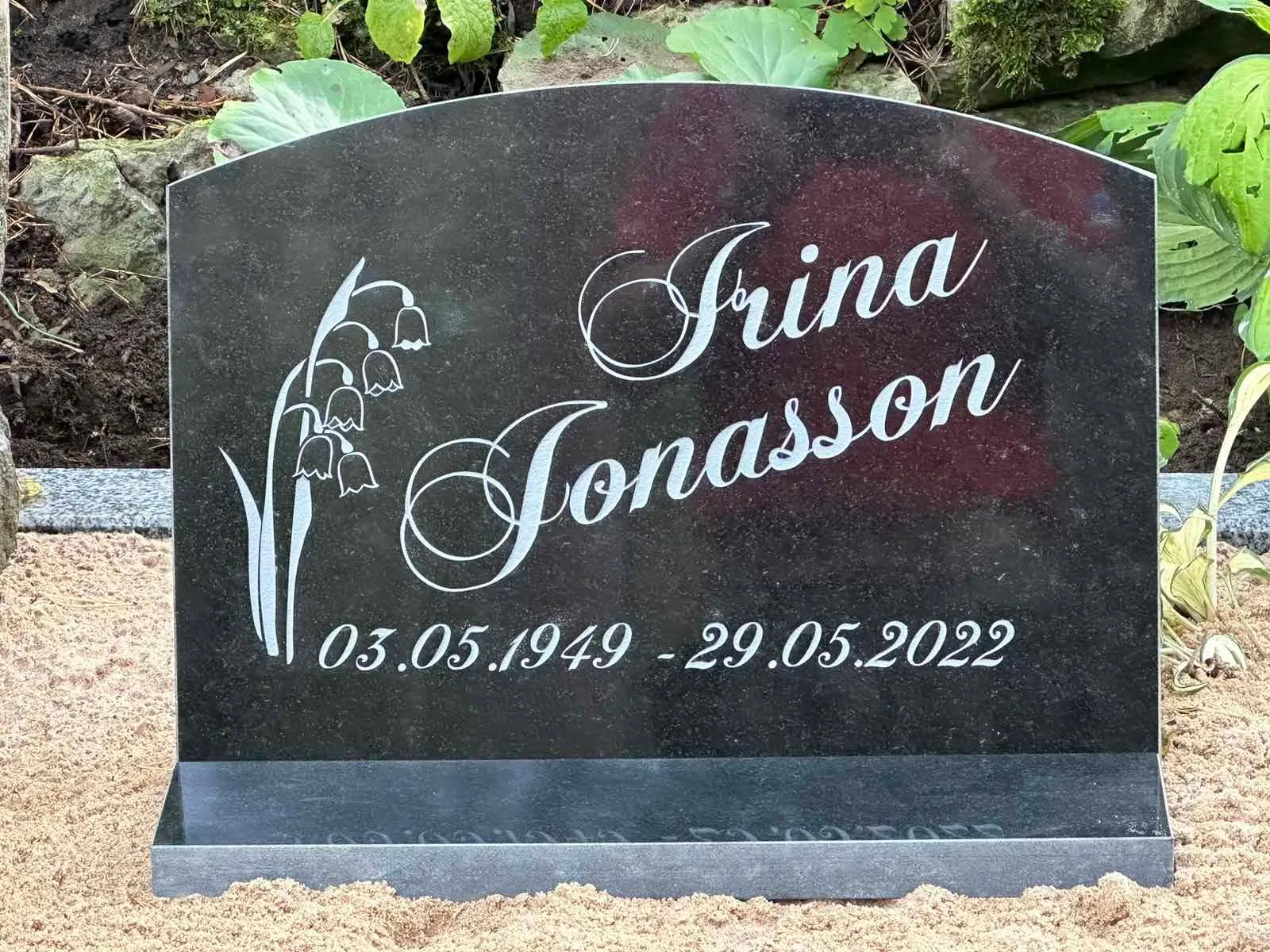 Individuaalsete kirjadega hauaplaadid