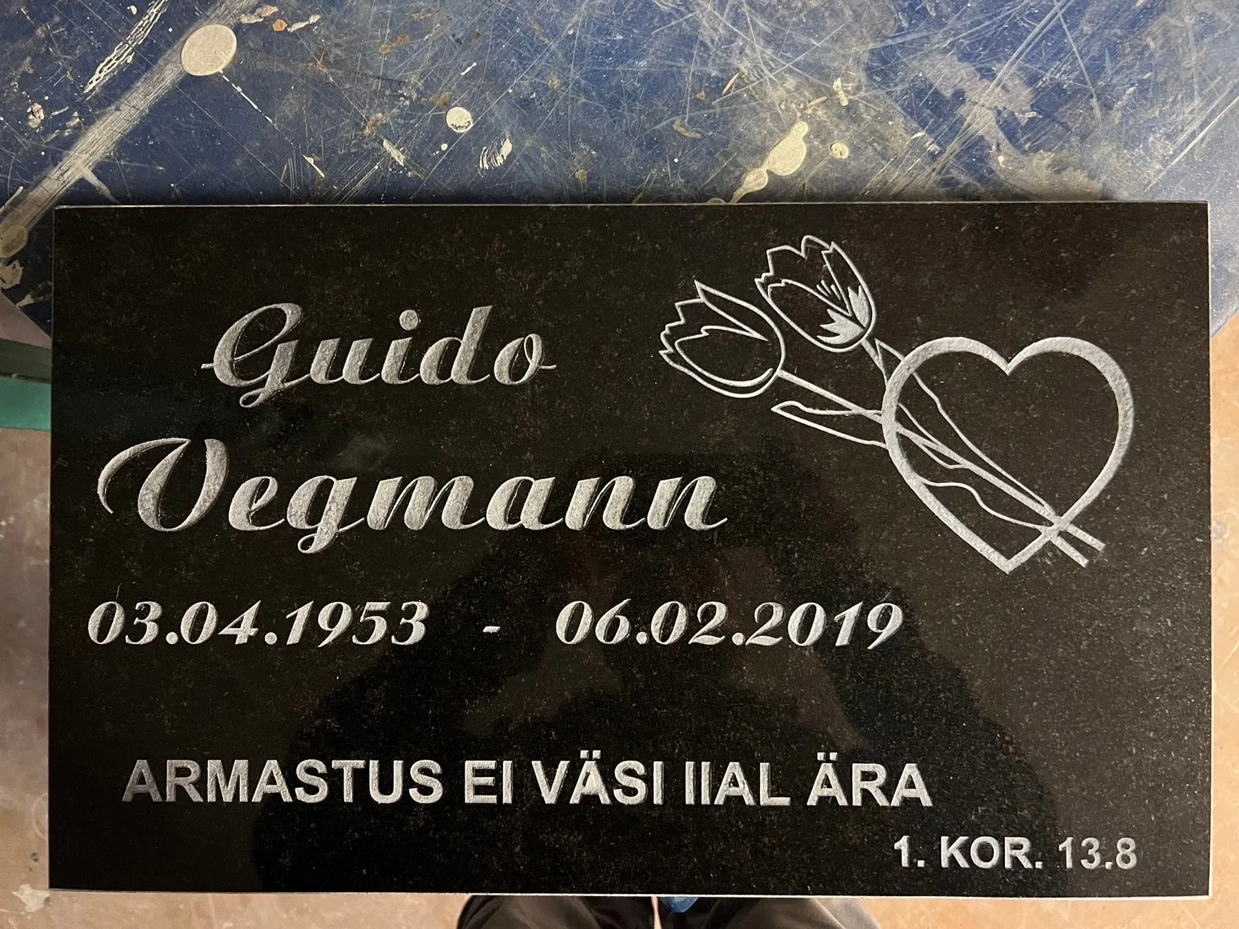 Individuaalsete kirjadega hauaplaadid