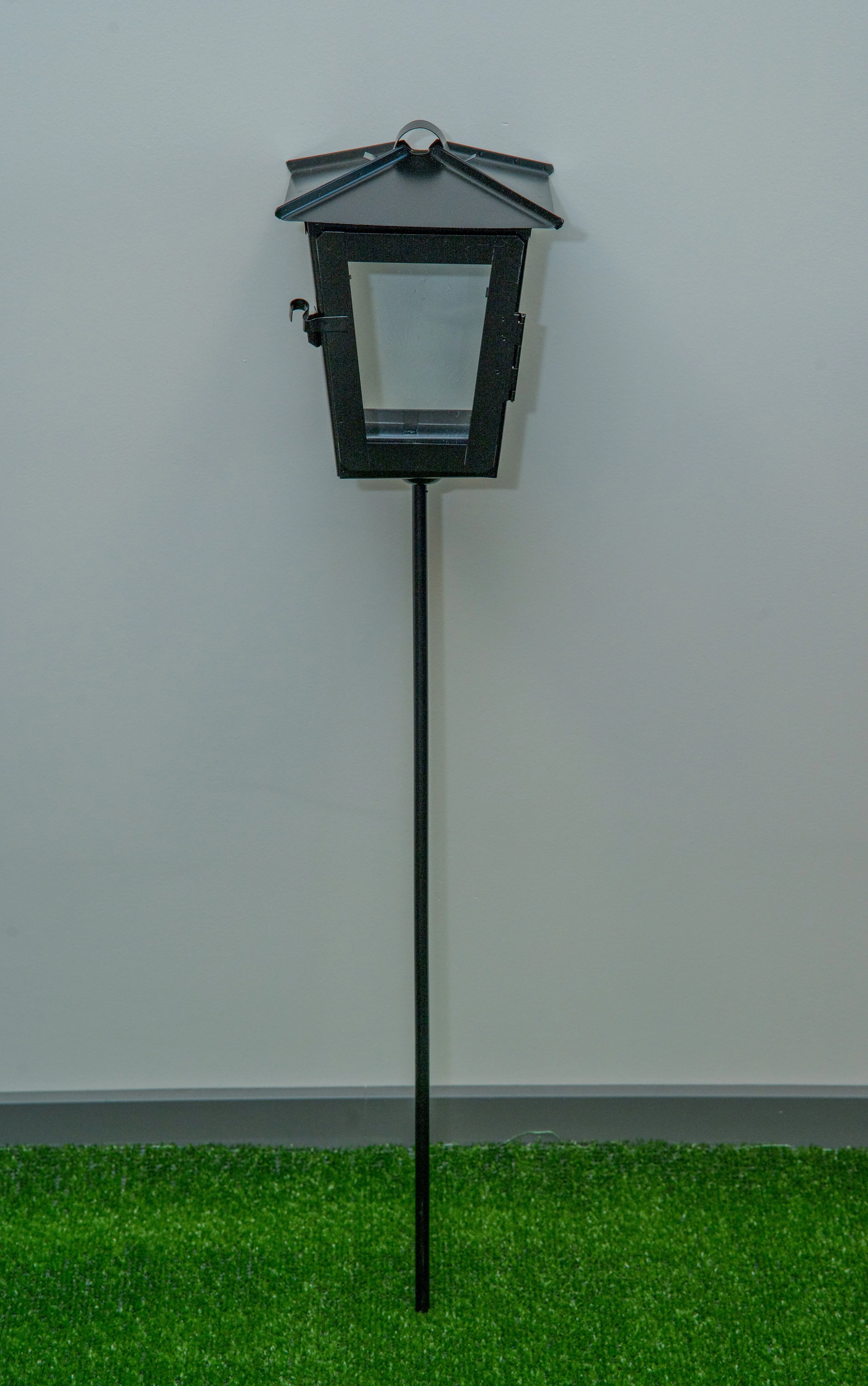 Metallist laternad ja lambid