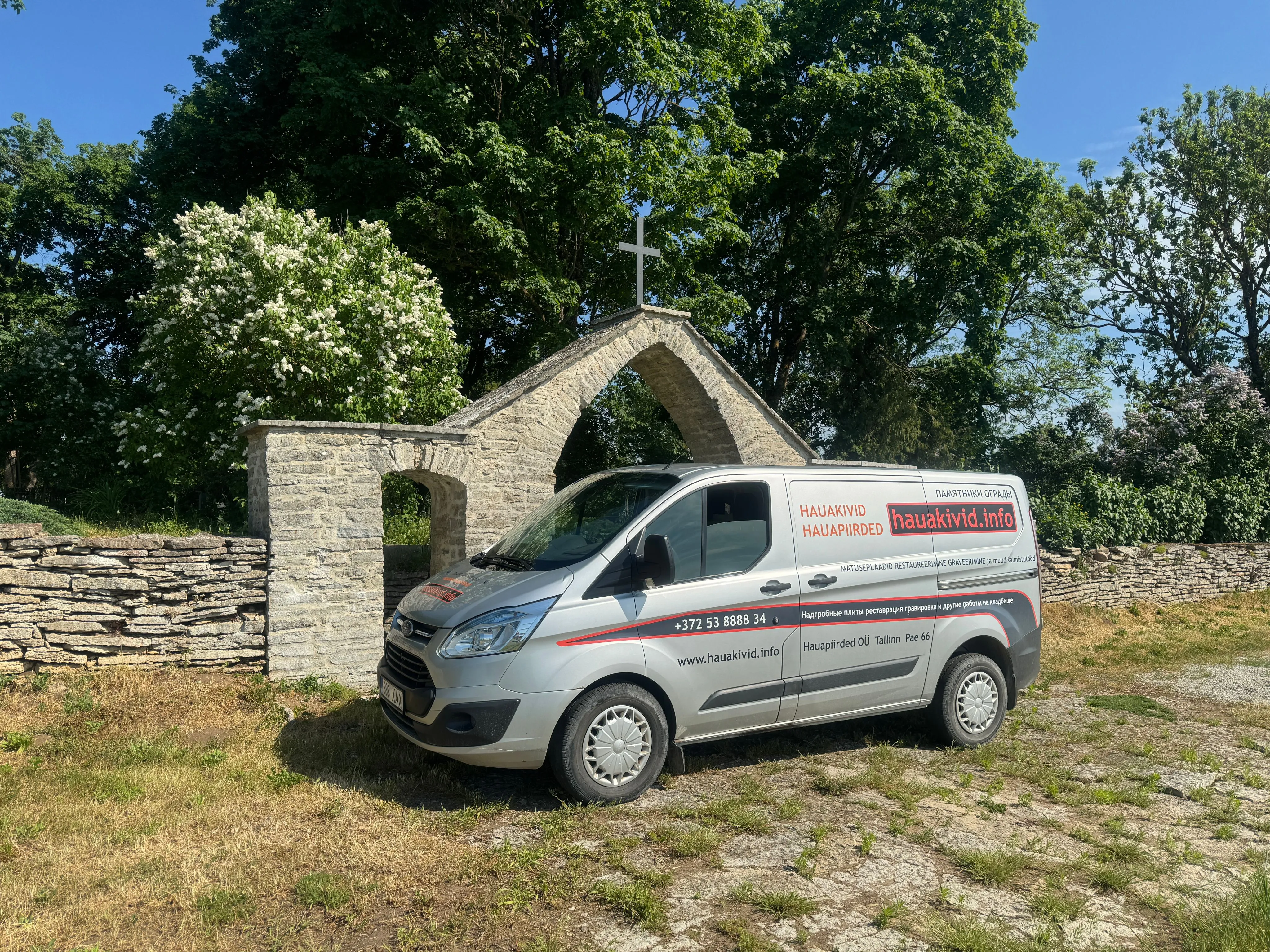 Hauakivide paigaldamine