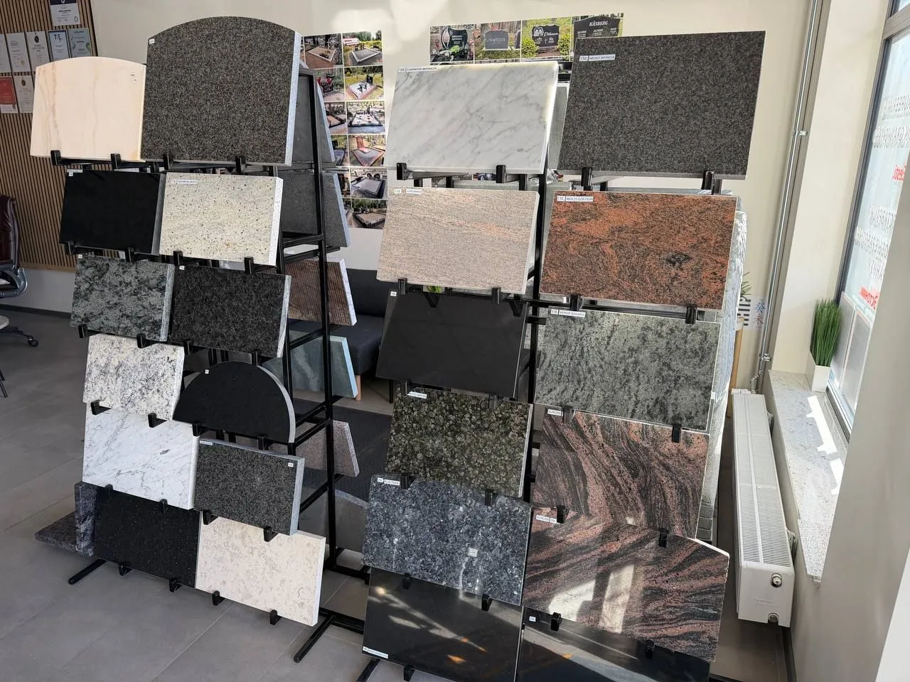 Graniidist hauaplaat kirjaga